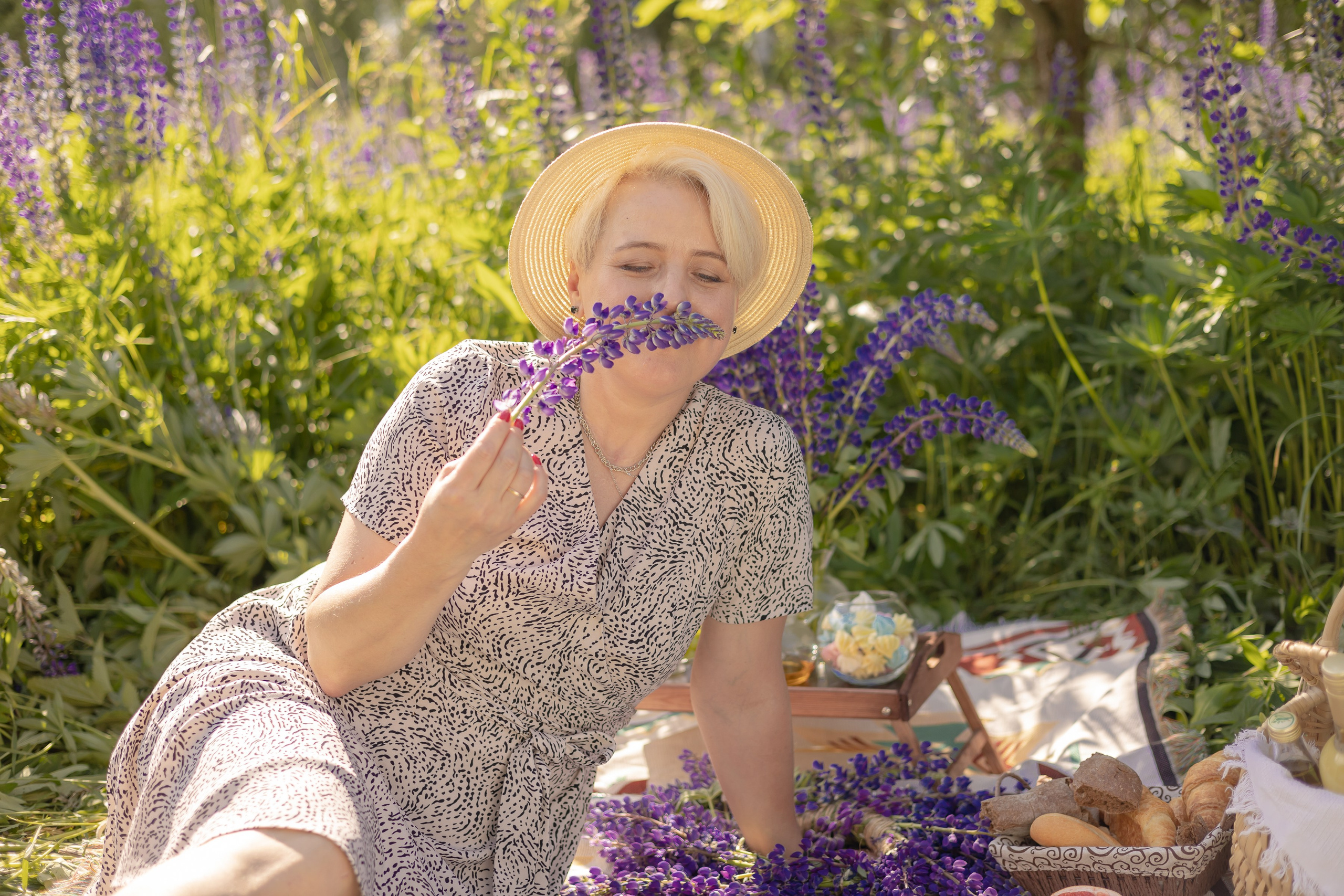 Фотосессия в поле с люпинами