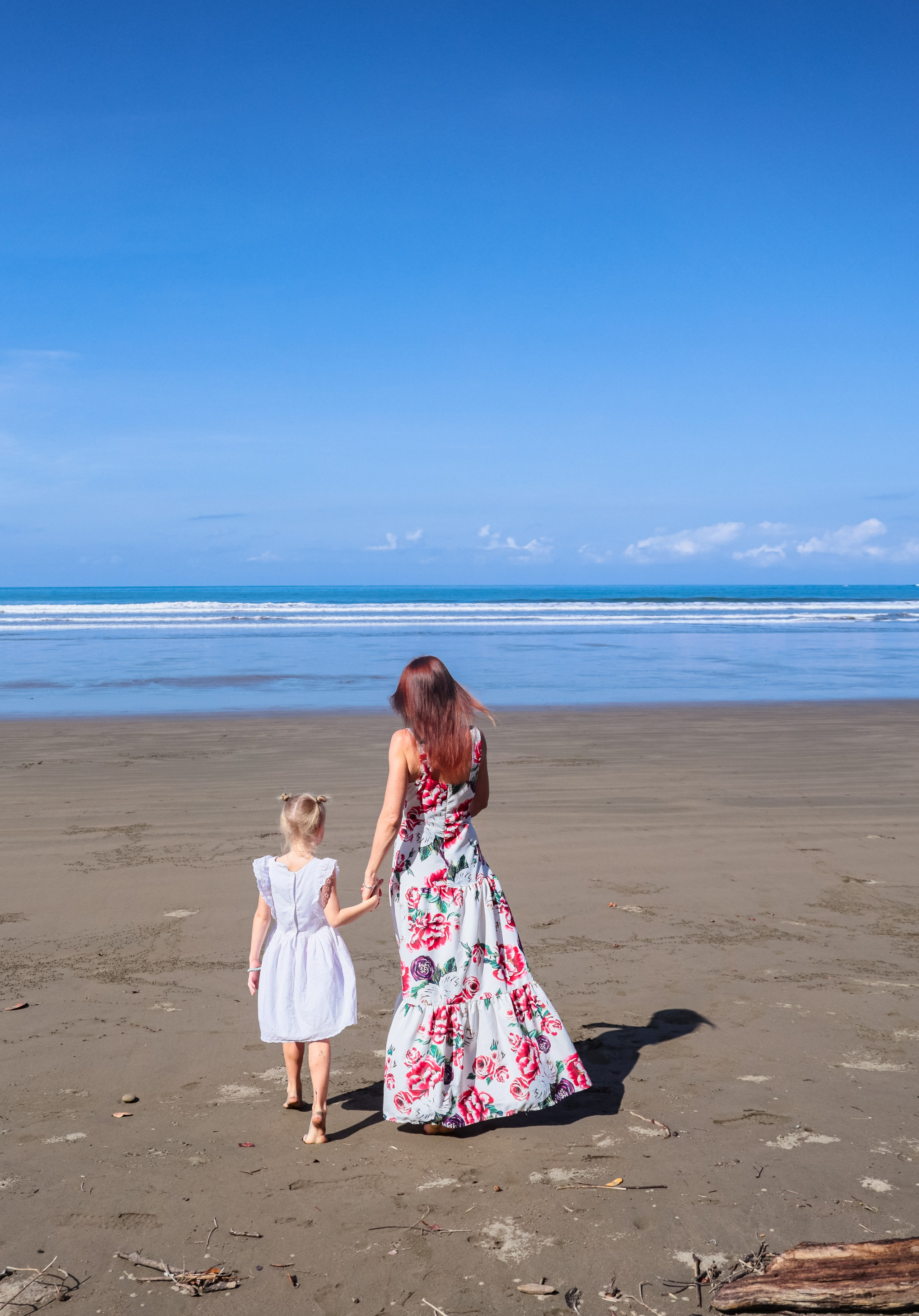 Ocean lovely moments. Family, portrait, content photo in Costa Rica Evgeniya Besprozvannykh