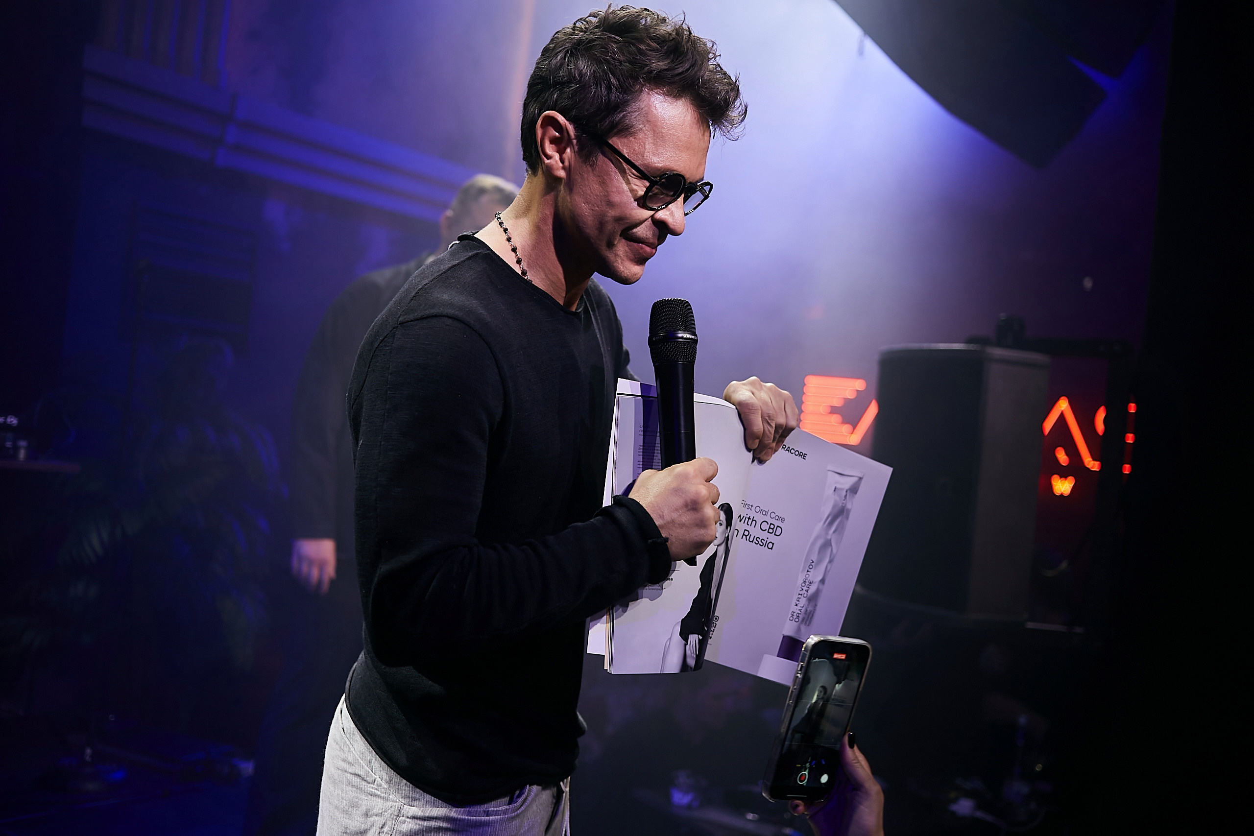 SCREENPAPER Unveils First Printed Glossy Magazine in Star-Studded Fashion Show. Фотограф и Видеограф в Москве. Олег Корушев