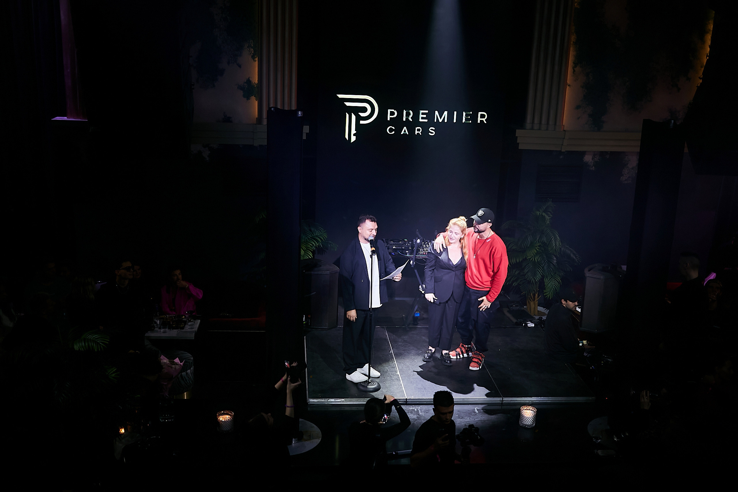 SCREENPAPER Unveils First Printed Glossy Magazine in Star-Studded Fashion Show. Фотограф и Видеограф в Москве. Олег Корушев