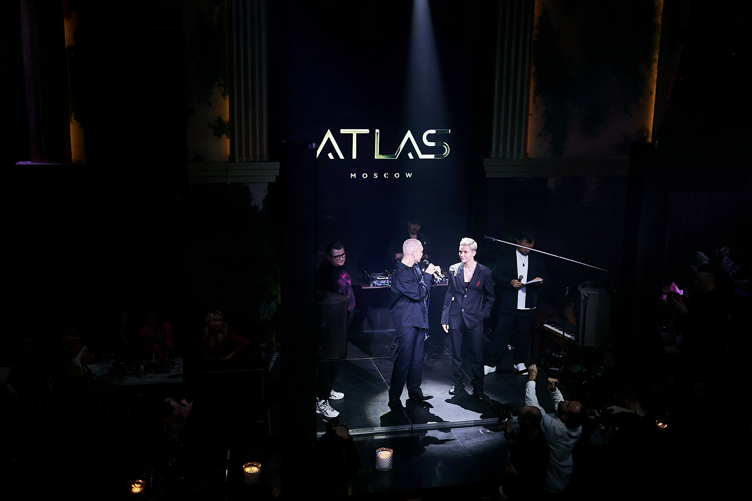 SCREENPAPER Unveils First Printed Glossy Magazine in Star-Studded Fashion Show. Фотограф и Видеограф в Москве. Олег Корушев