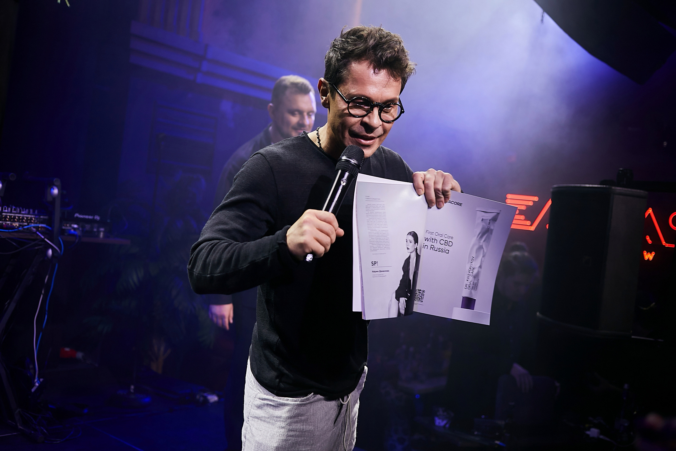 SCREENPAPER Unveils First Printed Glossy Magazine in Star-Studded Fashion Show. Фотограф и Видеограф в Москве. Олег Корушев