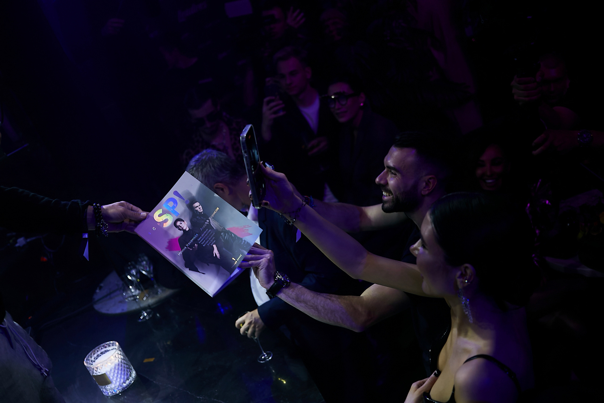 SCREENPAPER Unveils First Printed Glossy Magazine in Star-Studded Fashion Show. Фотограф и Видеограф в Москве. Олег Корушев