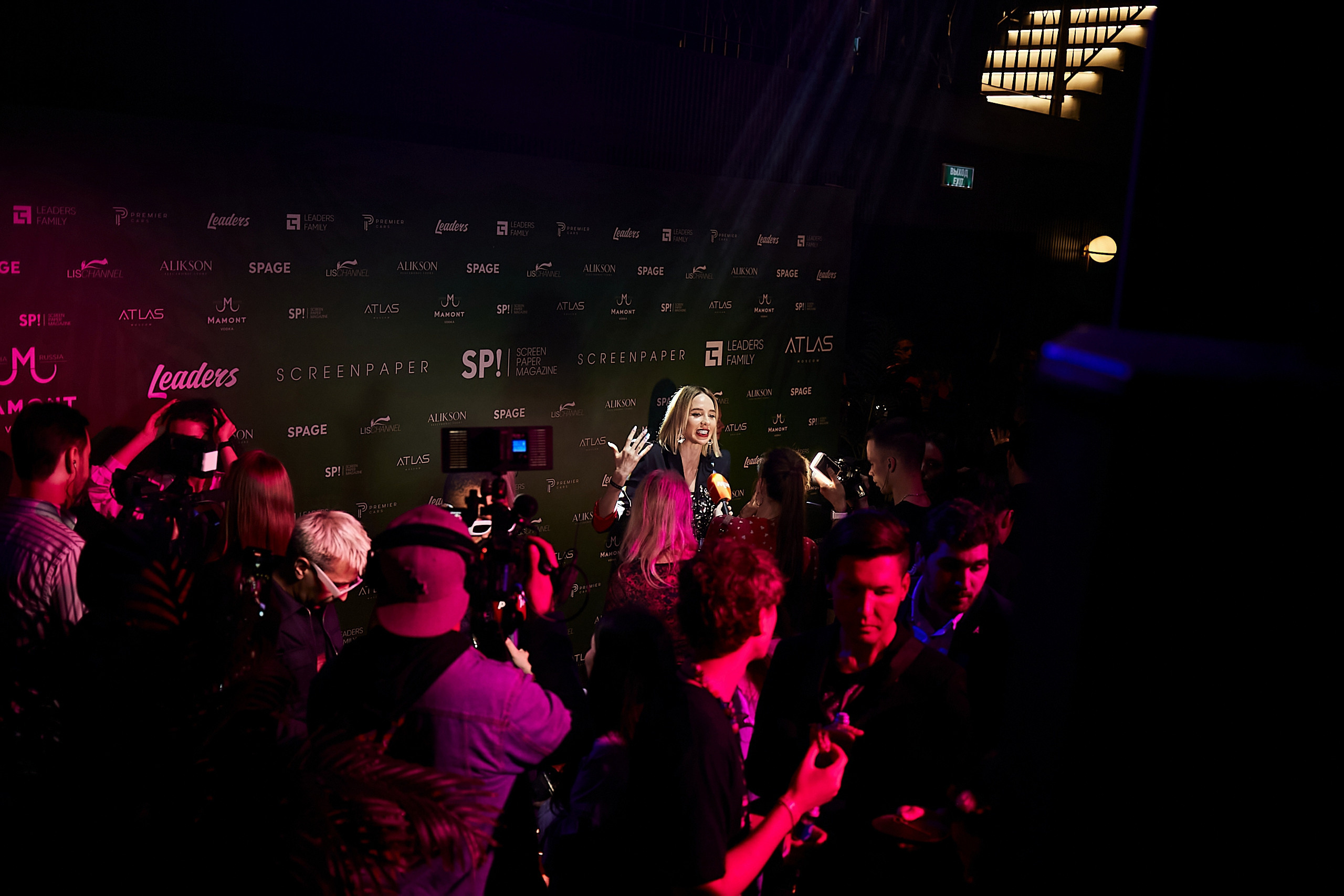 SCREENPAPER Unveils First Printed Glossy Magazine in Star-Studded Fashion Show. Фотограф и Видеограф в Москве. Олег Корушев