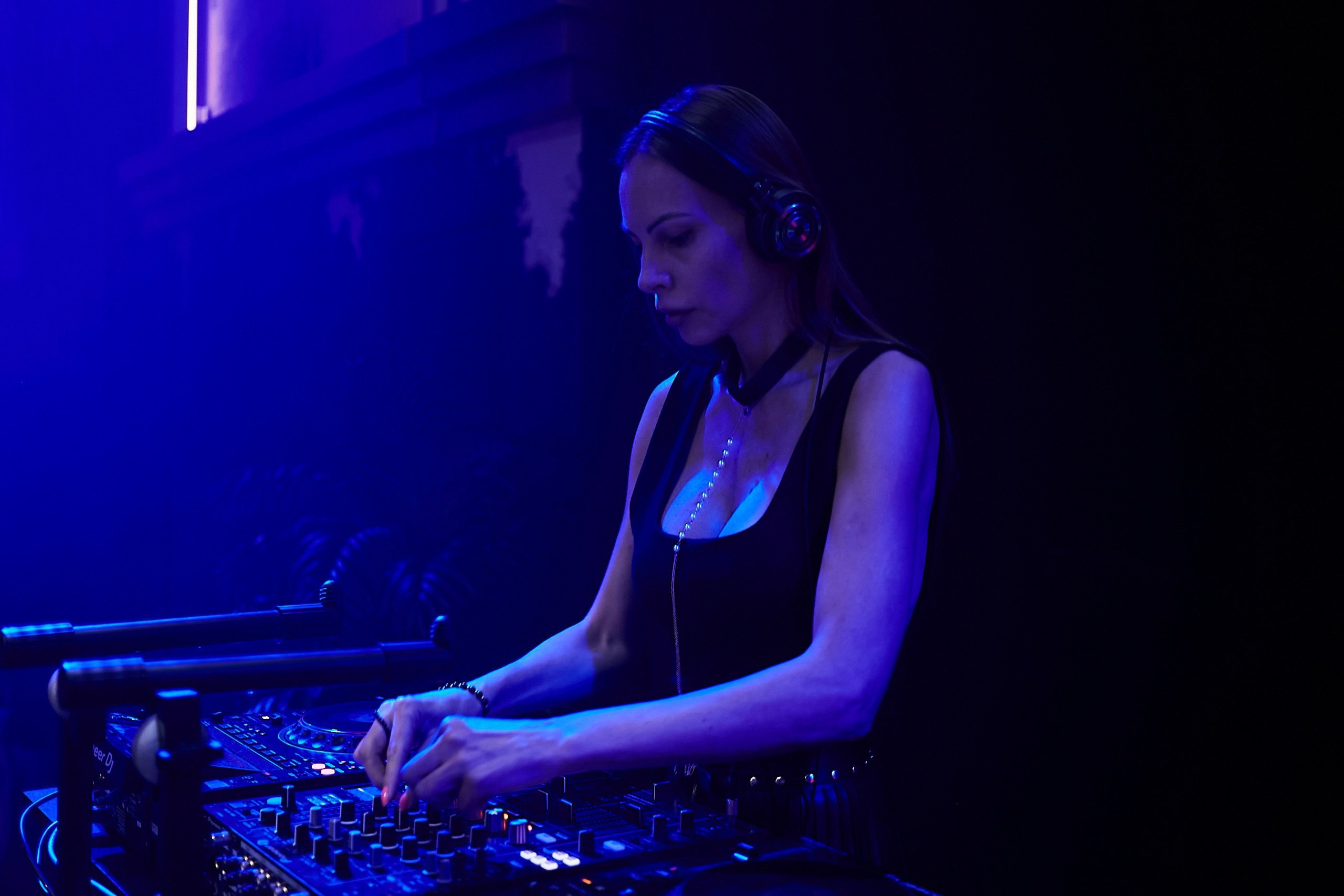 SCREENPAPER Unveils First Printed Glossy Magazine in Star-Studded Fashion Show. Фотограф и Видеограф в Москве. Олег Корушев