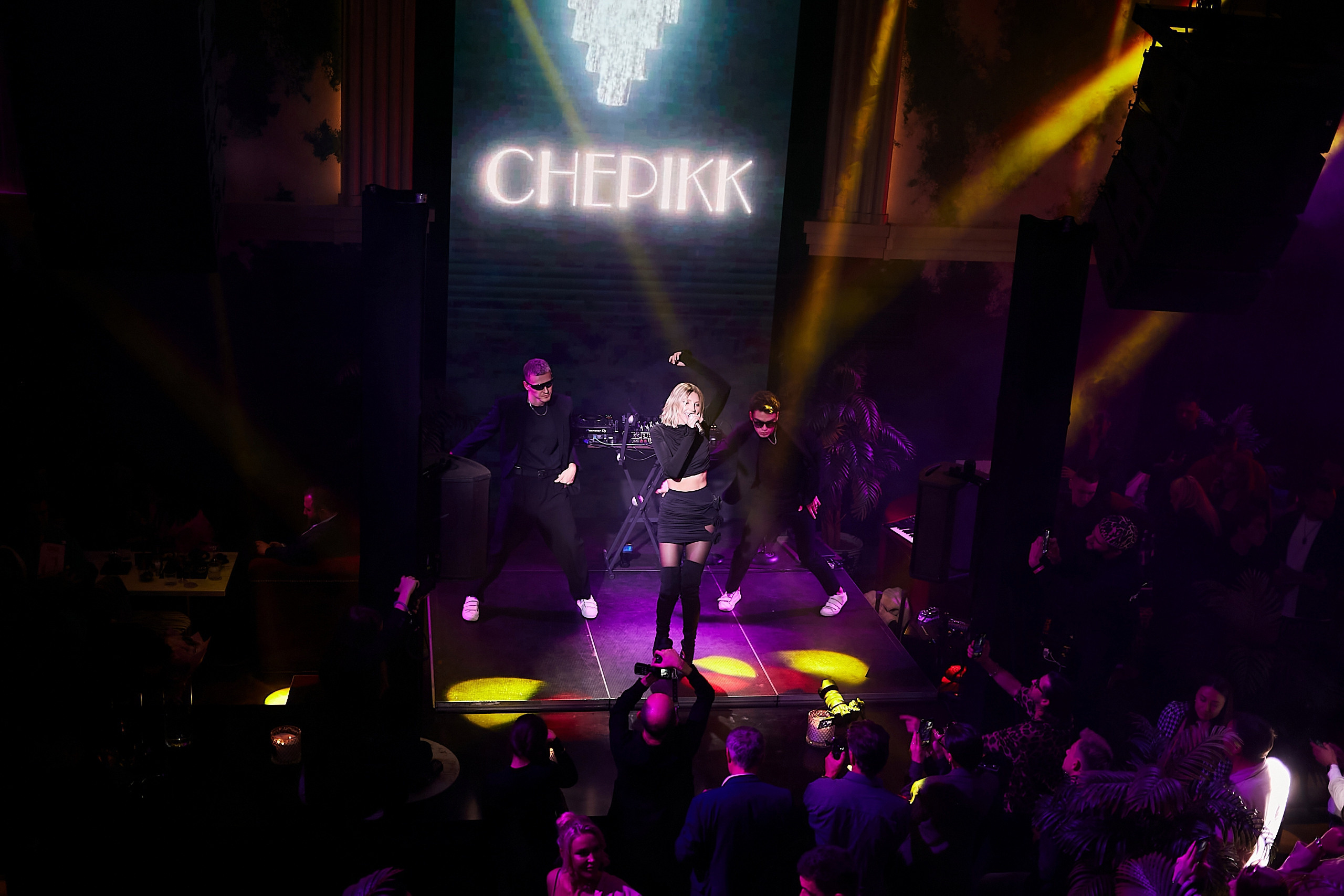 SCREENPAPER Unveils First Printed Glossy Magazine in Star-Studded Fashion Show. Фотограф и Видеограф в Москве. Олег Корушев