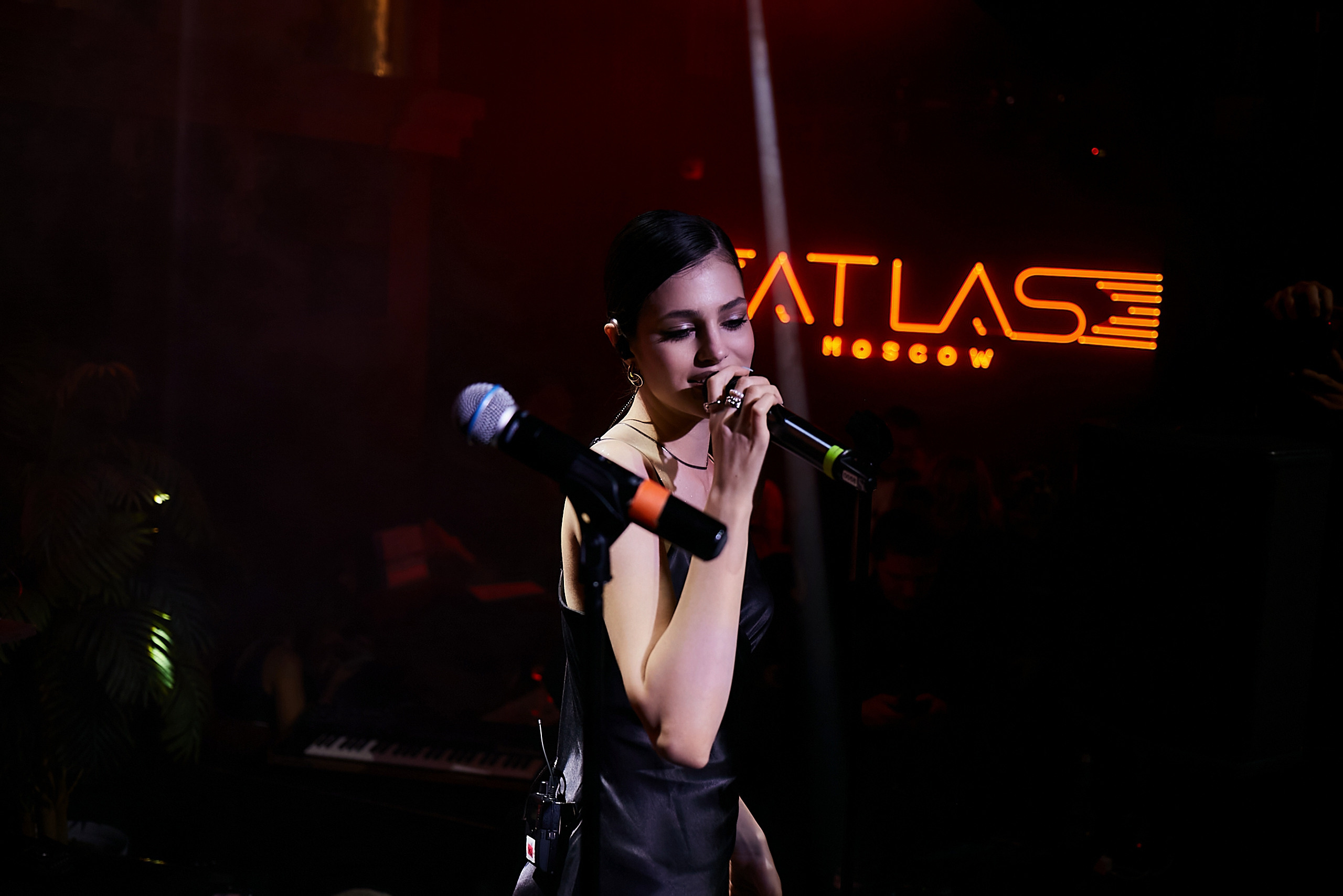 SCREENPAPER Unveils First Printed Glossy Magazine in Star-Studded Fashion Show. Фотограф и Видеограф в Москве. Олег Корушев