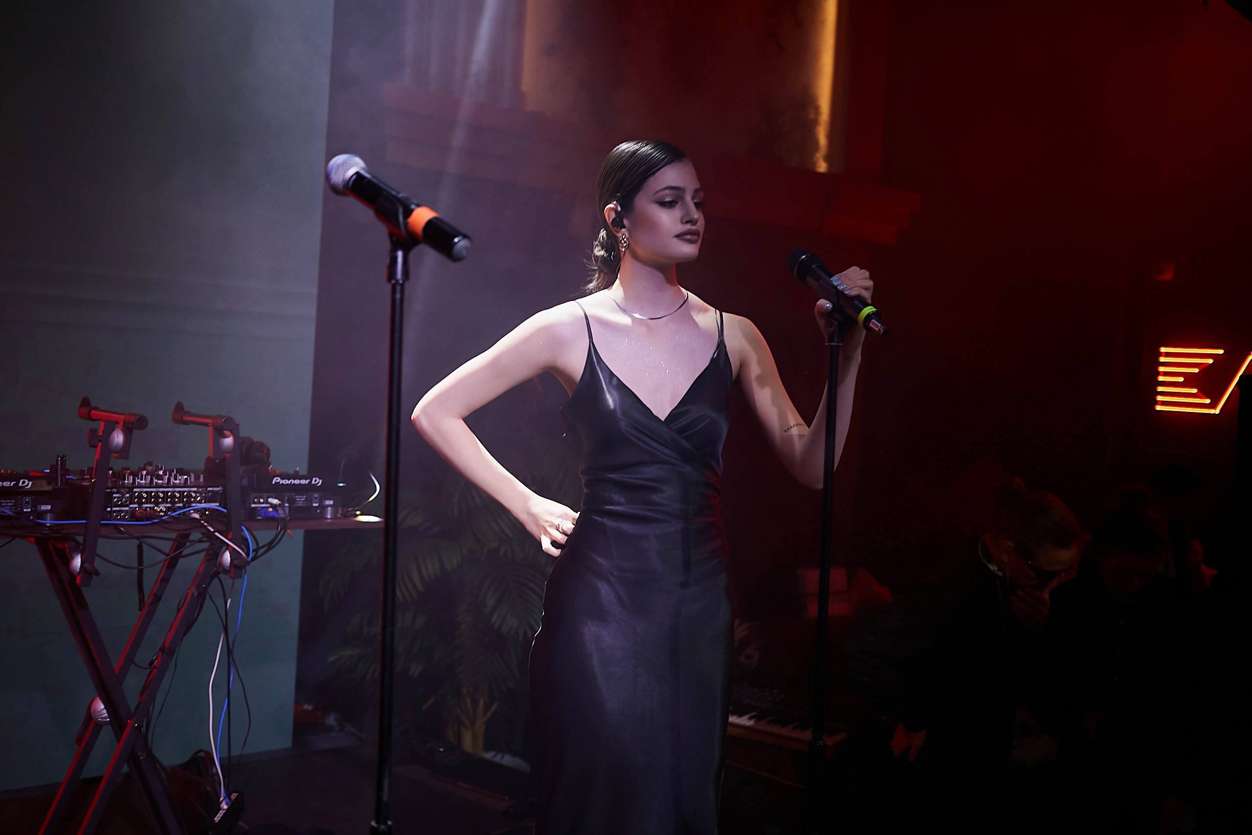 SCREENPAPER Unveils First Printed Glossy Magazine in Star-Studded Fashion Show. Фотограф и Видеограф в Москве. Олег Корушев