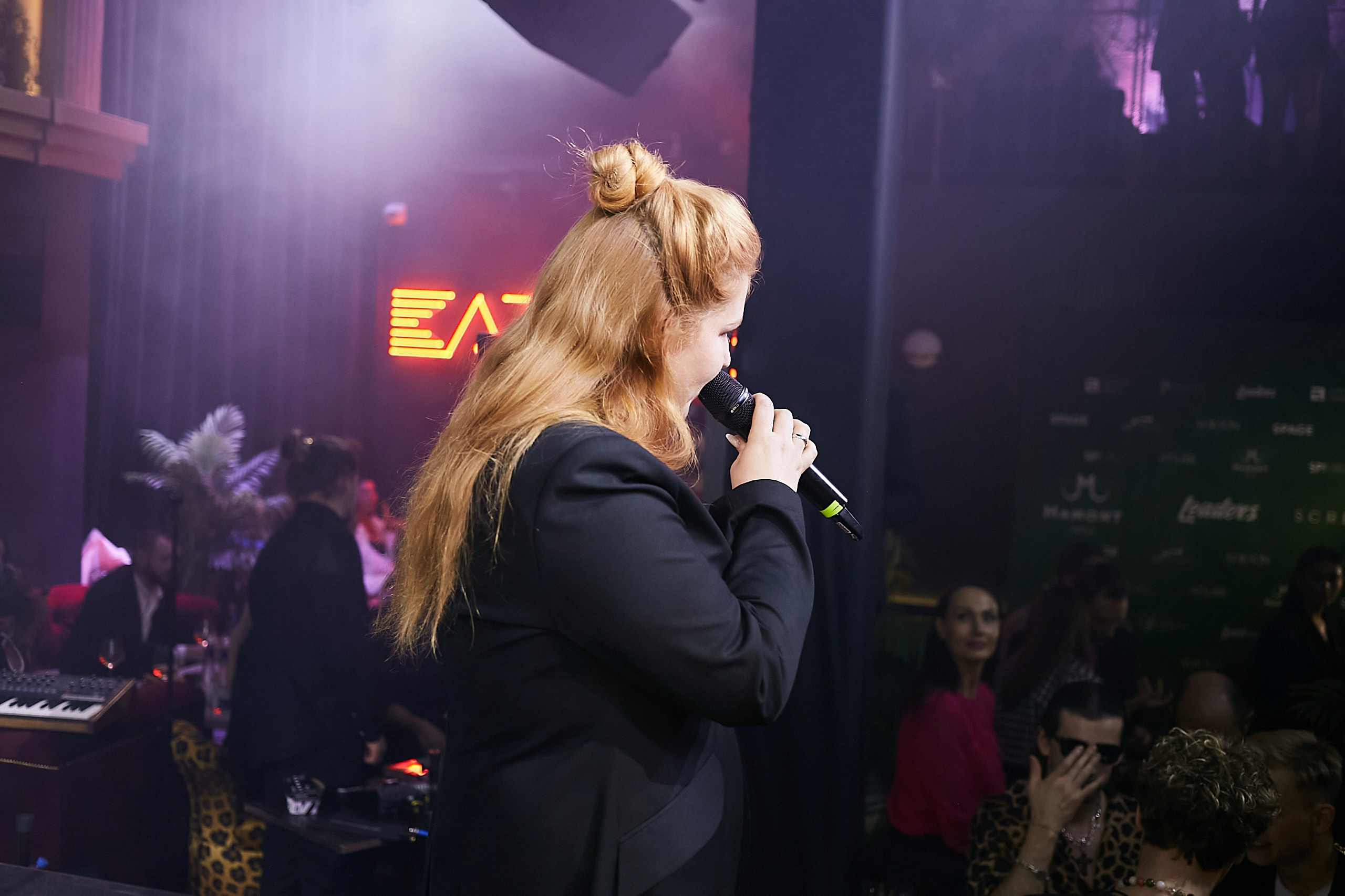 SCREENPAPER Unveils First Printed Glossy Magazine in Star-Studded Fashion Show. Фотограф и Видеограф в Москве. Олег Корушев