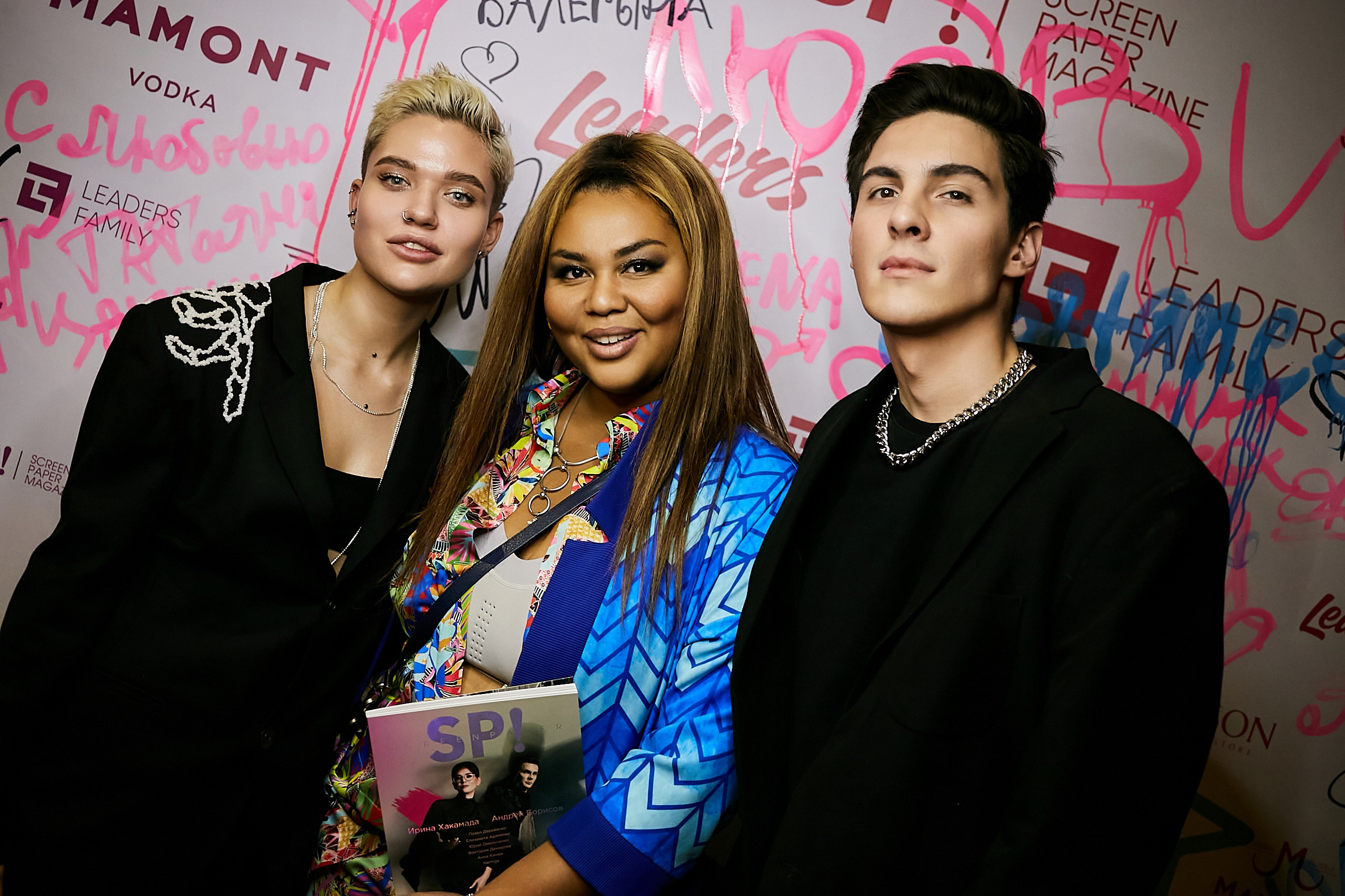 SCREENPAPER Unveils First Printed Glossy Magazine in Star-Studded Fashion Show. Фотограф и Видеограф в Москве. Олег Корушев