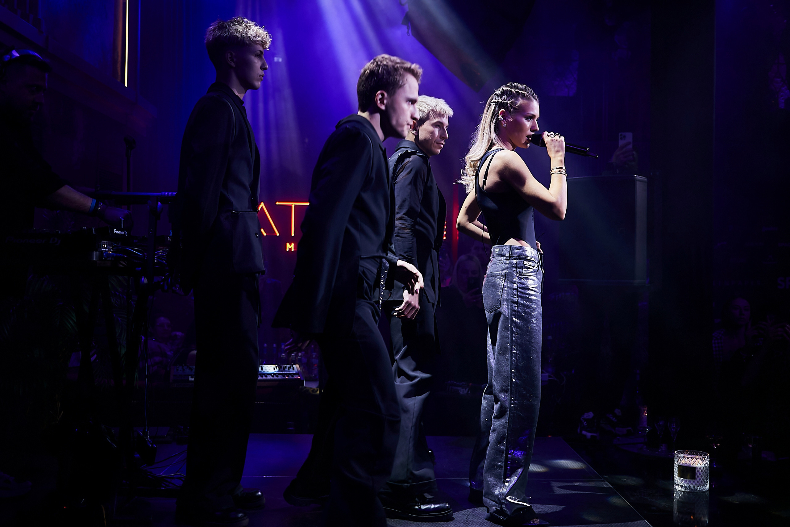 SCREENPAPER Unveils First Printed Glossy Magazine in Star-Studded Fashion Show. Фотограф и Видеограф в Москве. Олег Корушев