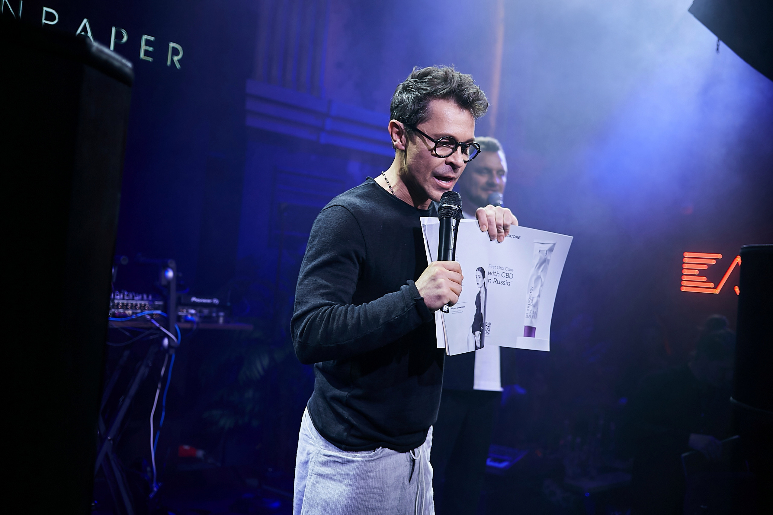 SCREENPAPER Unveils First Printed Glossy Magazine in Star-Studded Fashion Show. Фотограф и Видеограф в Москве. Олег Корушев