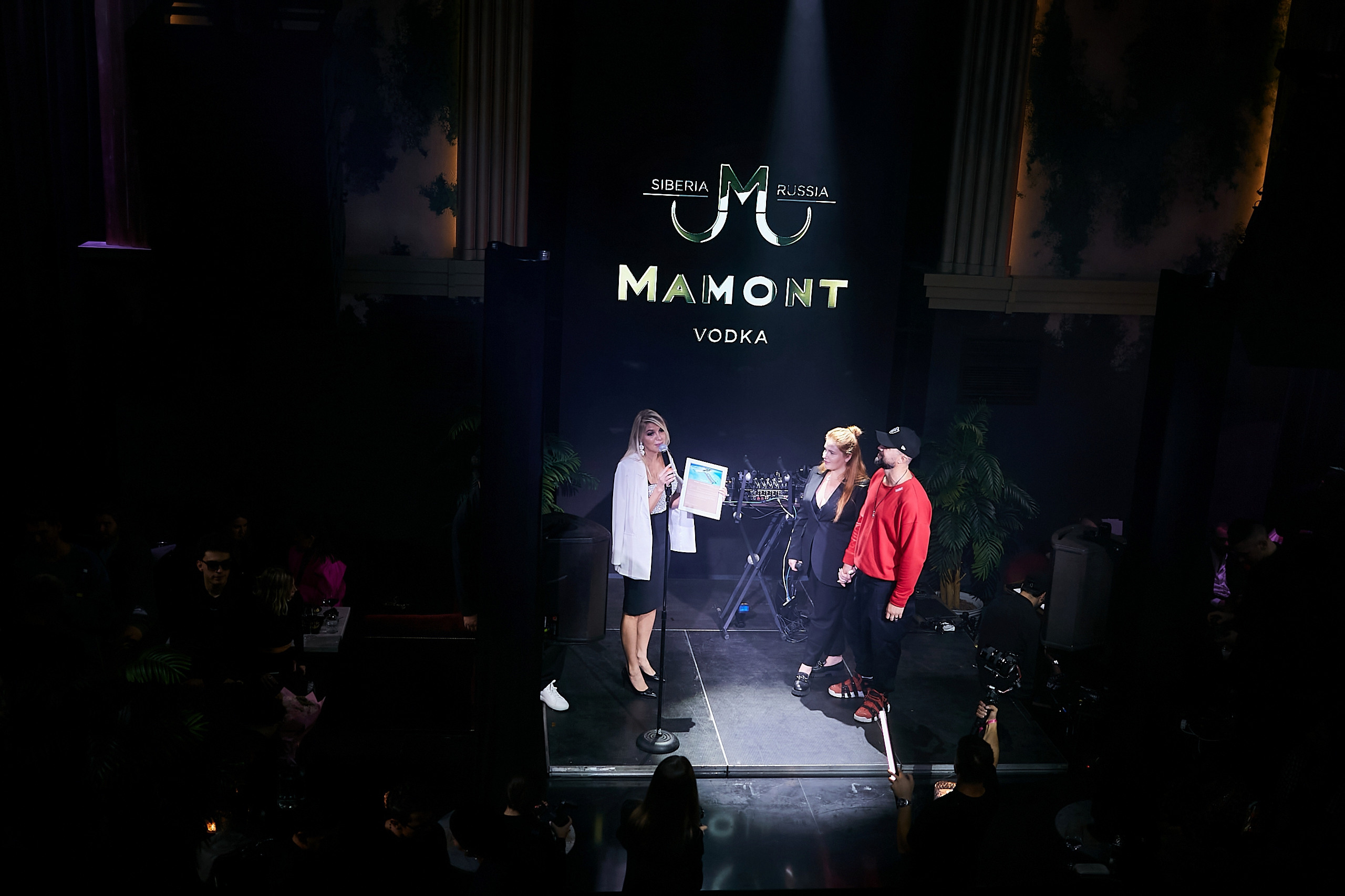 SCREENPAPER Unveils First Printed Glossy Magazine in Star-Studded Fashion Show. Фотограф и Видеограф в Москве. Олег Корушев