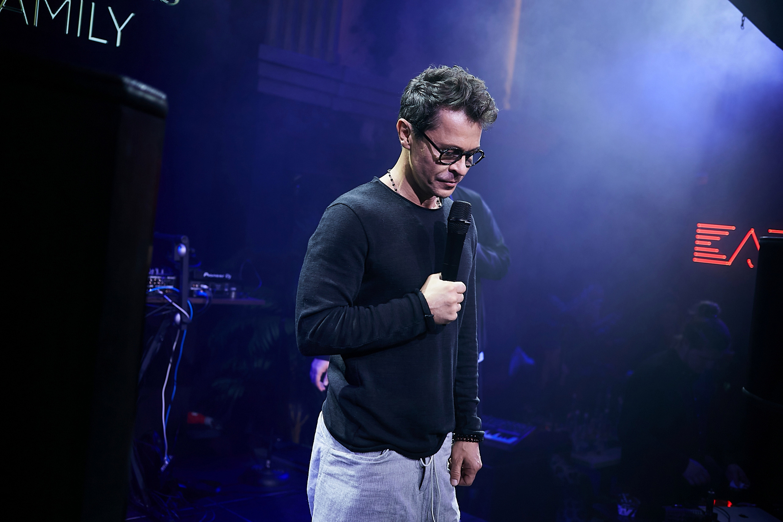 SCREENPAPER Unveils First Printed Glossy Magazine in Star-Studded Fashion Show. Фотограф и Видеограф в Москве. Олег Корушев