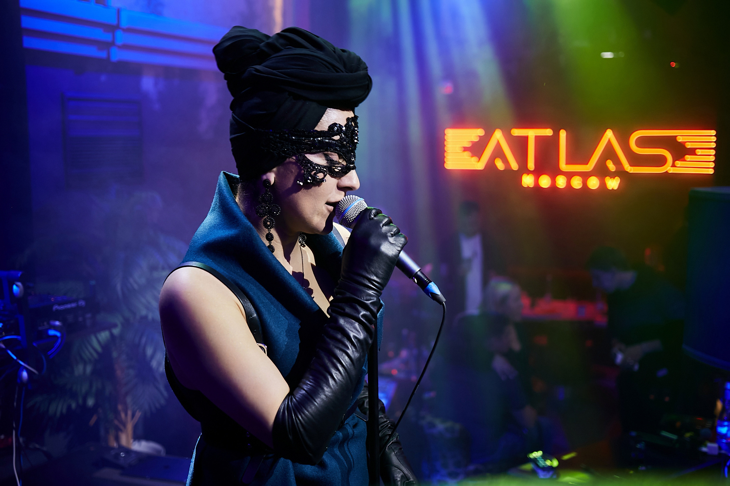 SCREENPAPER Unveils First Printed Glossy Magazine in Star-Studded Fashion Show. Фотограф и Видеограф в Москве. Олег Корушев