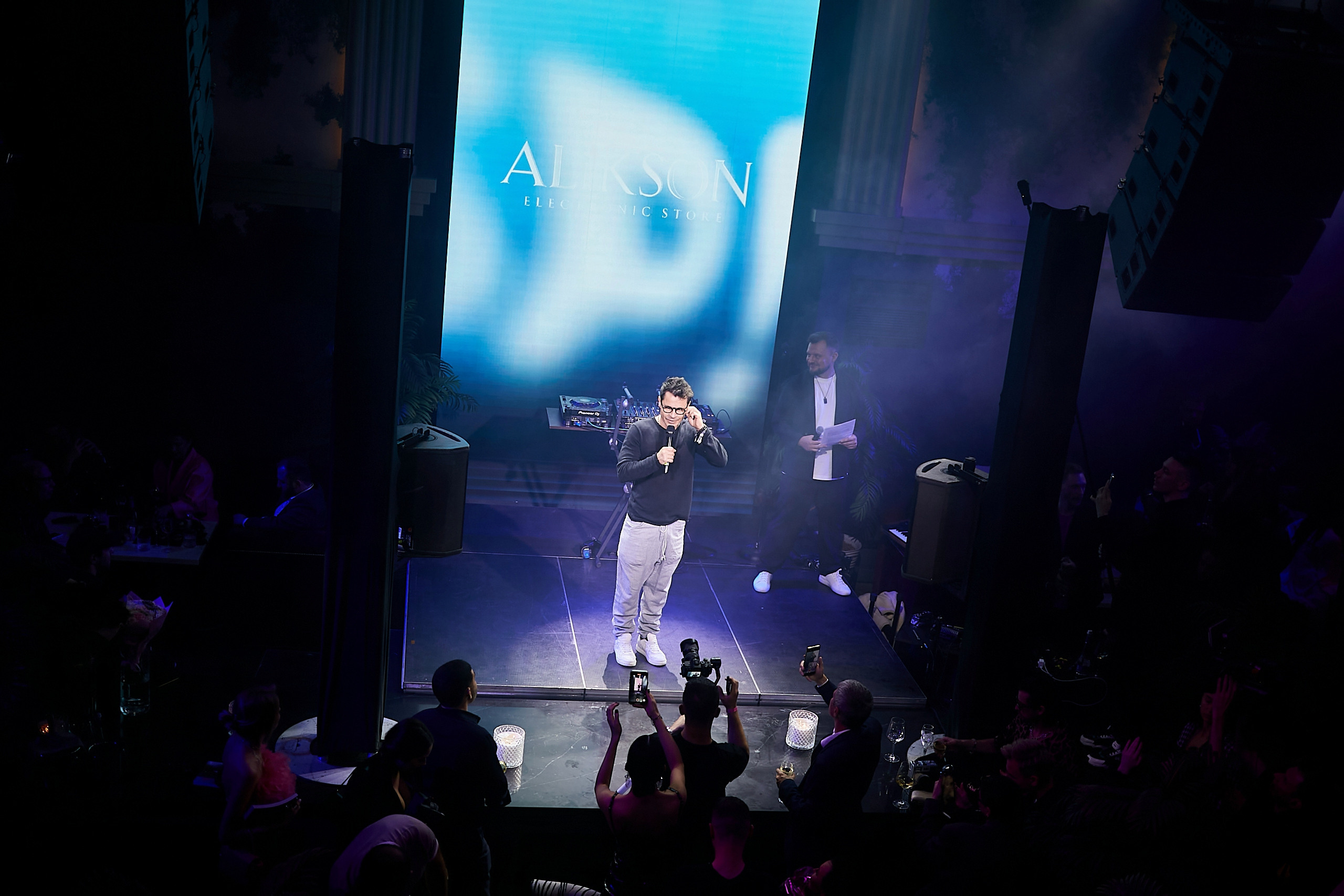 SCREENPAPER Unveils First Printed Glossy Magazine in Star-Studded Fashion Show. Фотограф и Видеограф в Москве. Олег Корушев