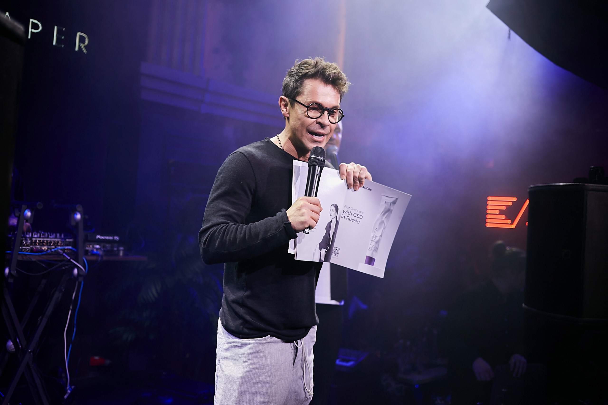 SCREENPAPER Unveils First Printed Glossy Magazine in Star-Studded Fashion Show. Фотограф и Видеограф в Москве. Олег Корушев