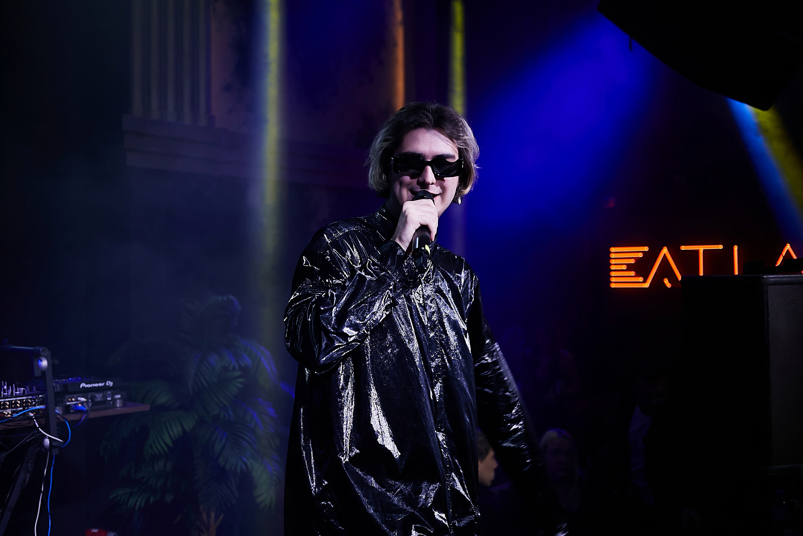 SCREENPAPER Unveils First Printed Glossy Magazine in Star-Studded Fashion Show. Фотограф и Видеограф в Москве. Олег Корушев