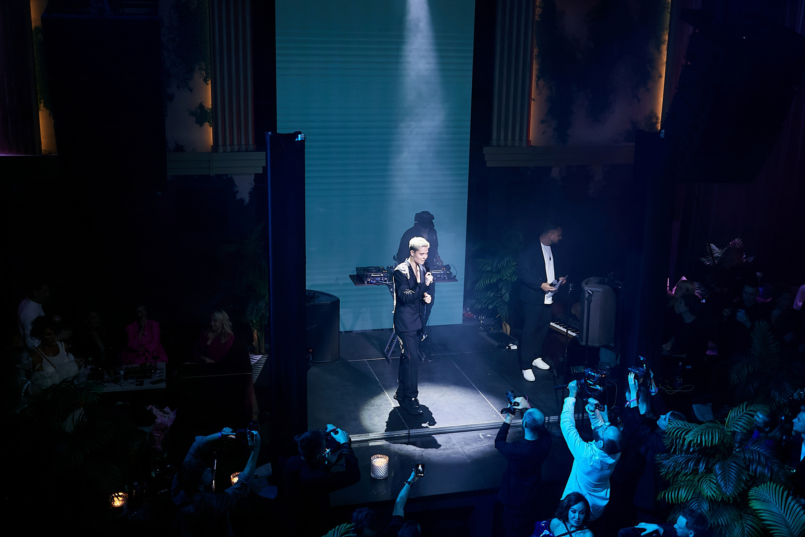 SCREENPAPER Unveils First Printed Glossy Magazine in Star-Studded Fashion Show. Фотограф и Видеограф в Москве. Олег Корушев