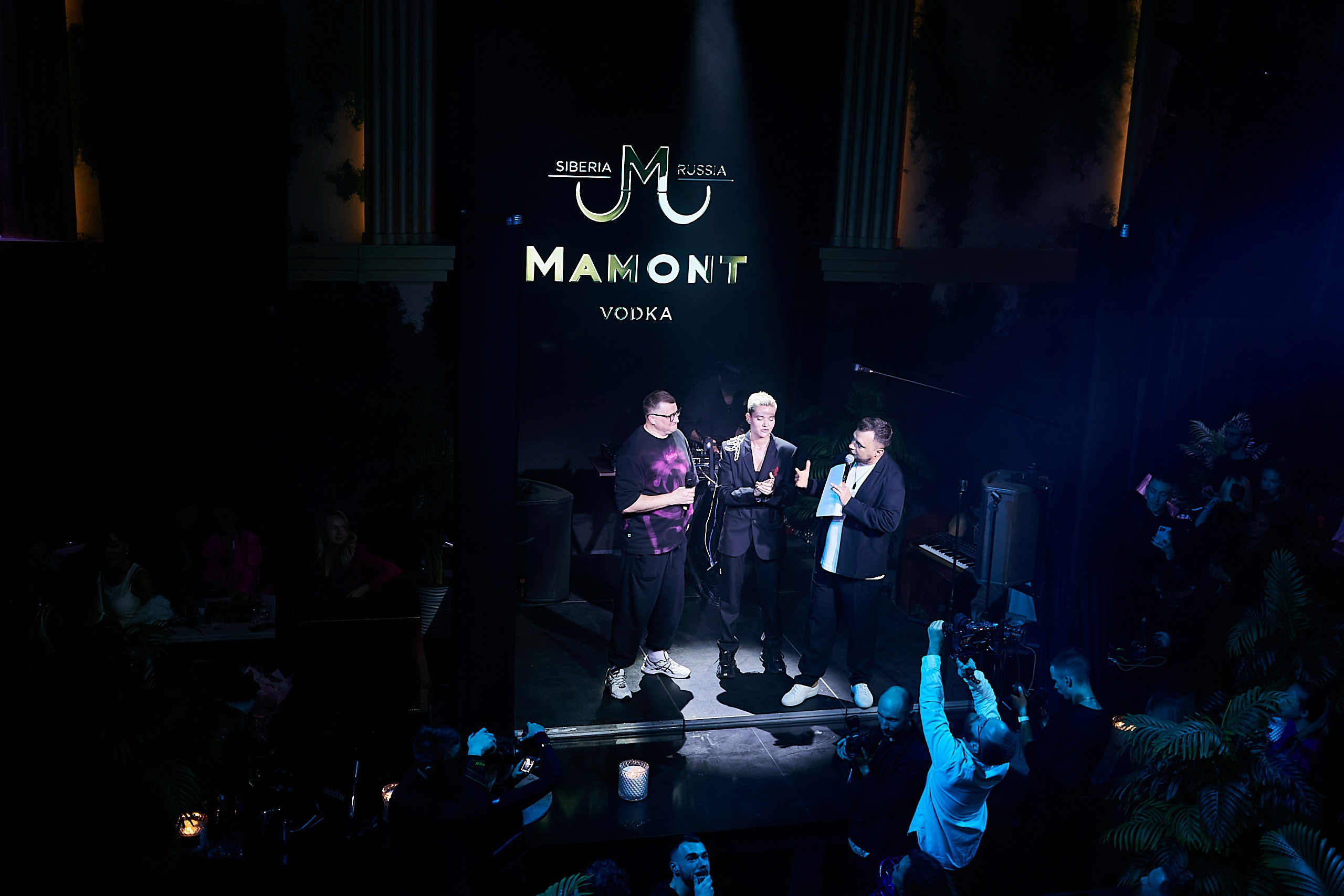 SCREENPAPER Unveils First Printed Glossy Magazine in Star-Studded Fashion Show. Фотограф и Видеограф в Москве. Олег Корушев