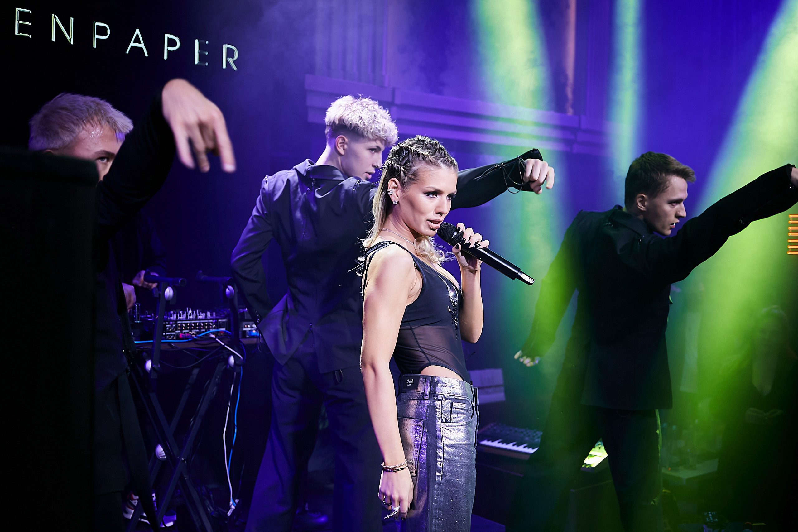 SCREENPAPER Unveils First Printed Glossy Magazine in Star-Studded Fashion Show. Фотограф и Видеограф в Москве. Олег Корушев