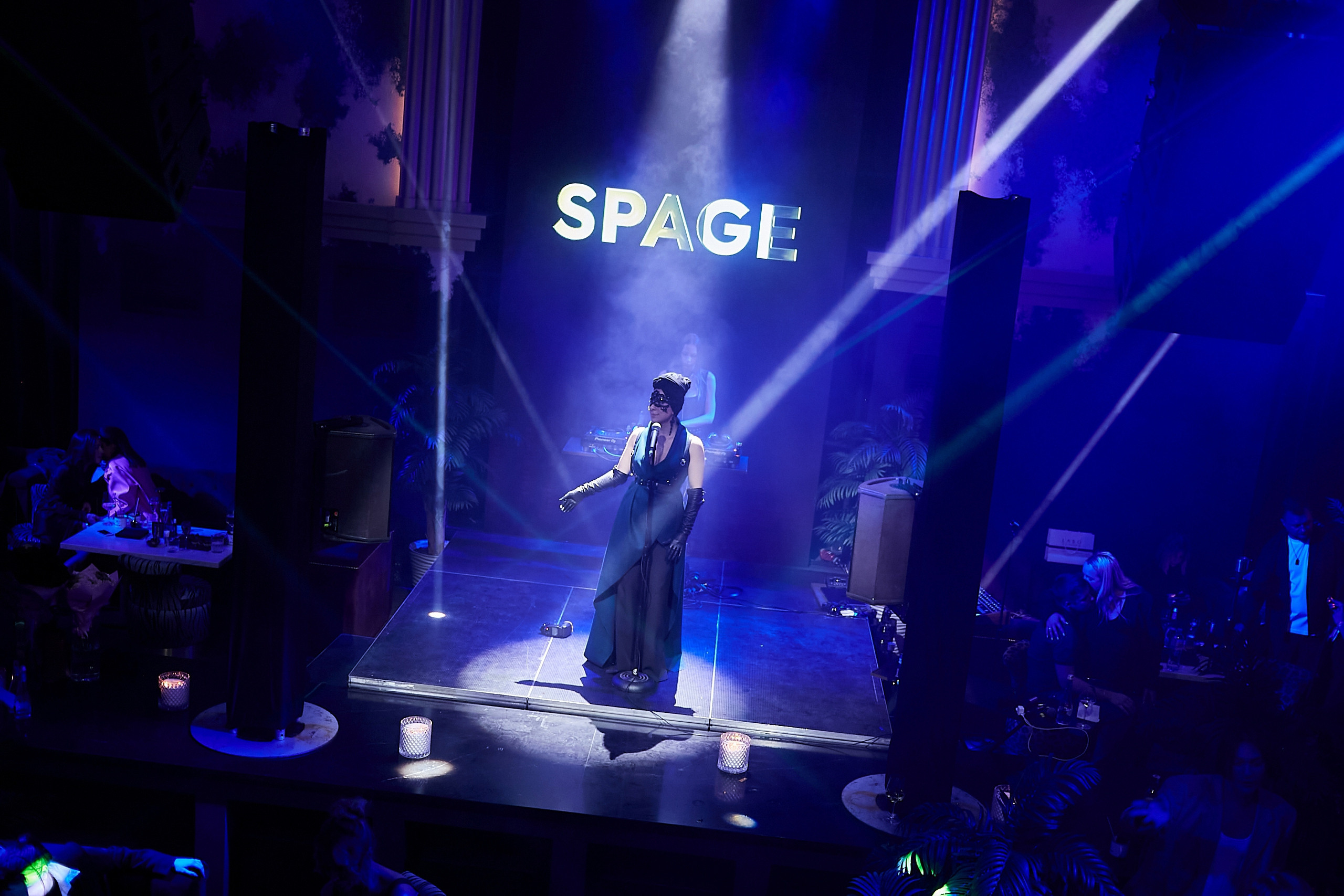 SCREENPAPER Unveils First Printed Glossy Magazine in Star-Studded Fashion Show. Фотограф и Видеограф в Москве. Олег Корушев