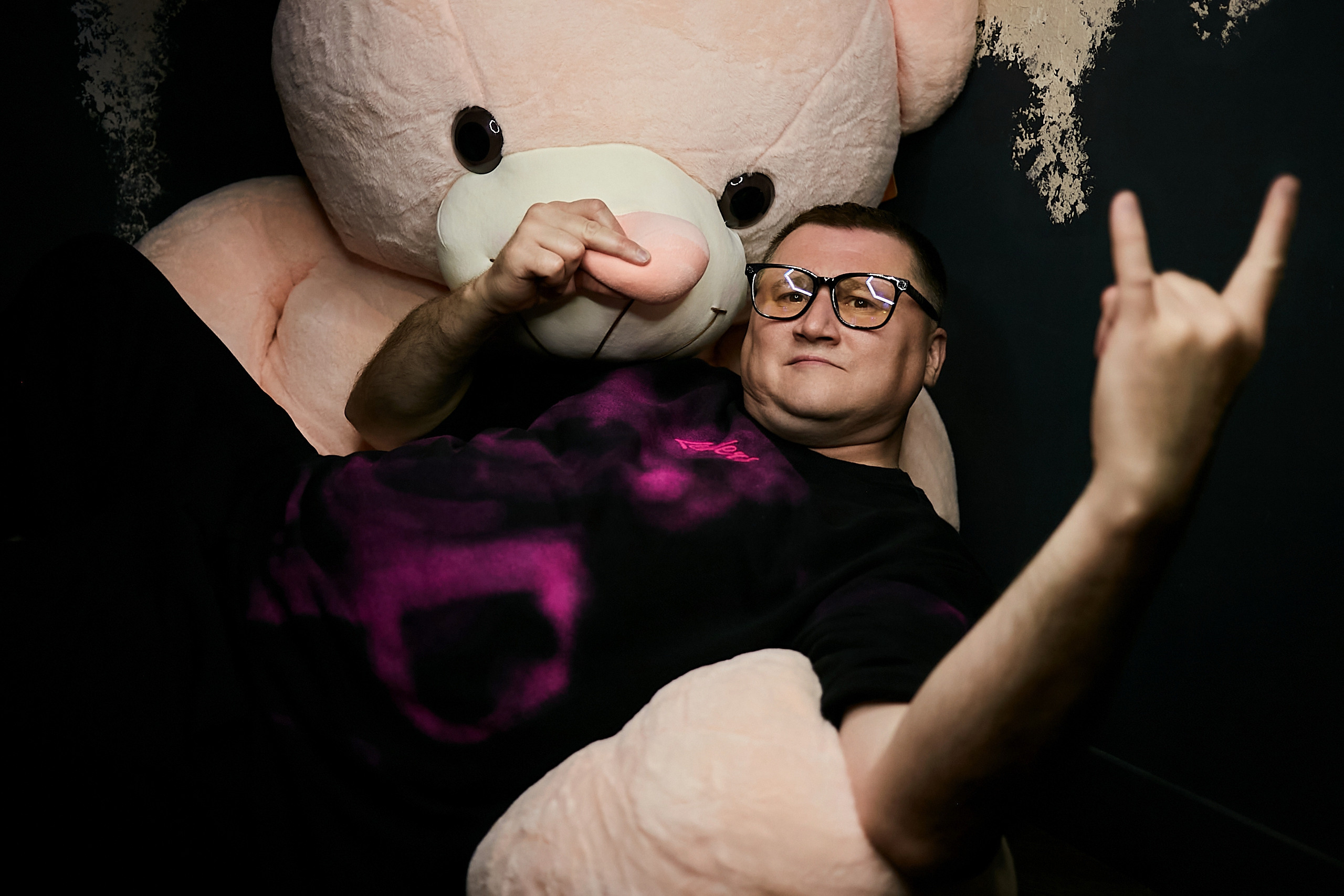 SCREENPAPER Unveils First Printed Glossy Magazine in Star-Studded Fashion Show. Фотограф и Видеограф в Москве. Олег Корушев