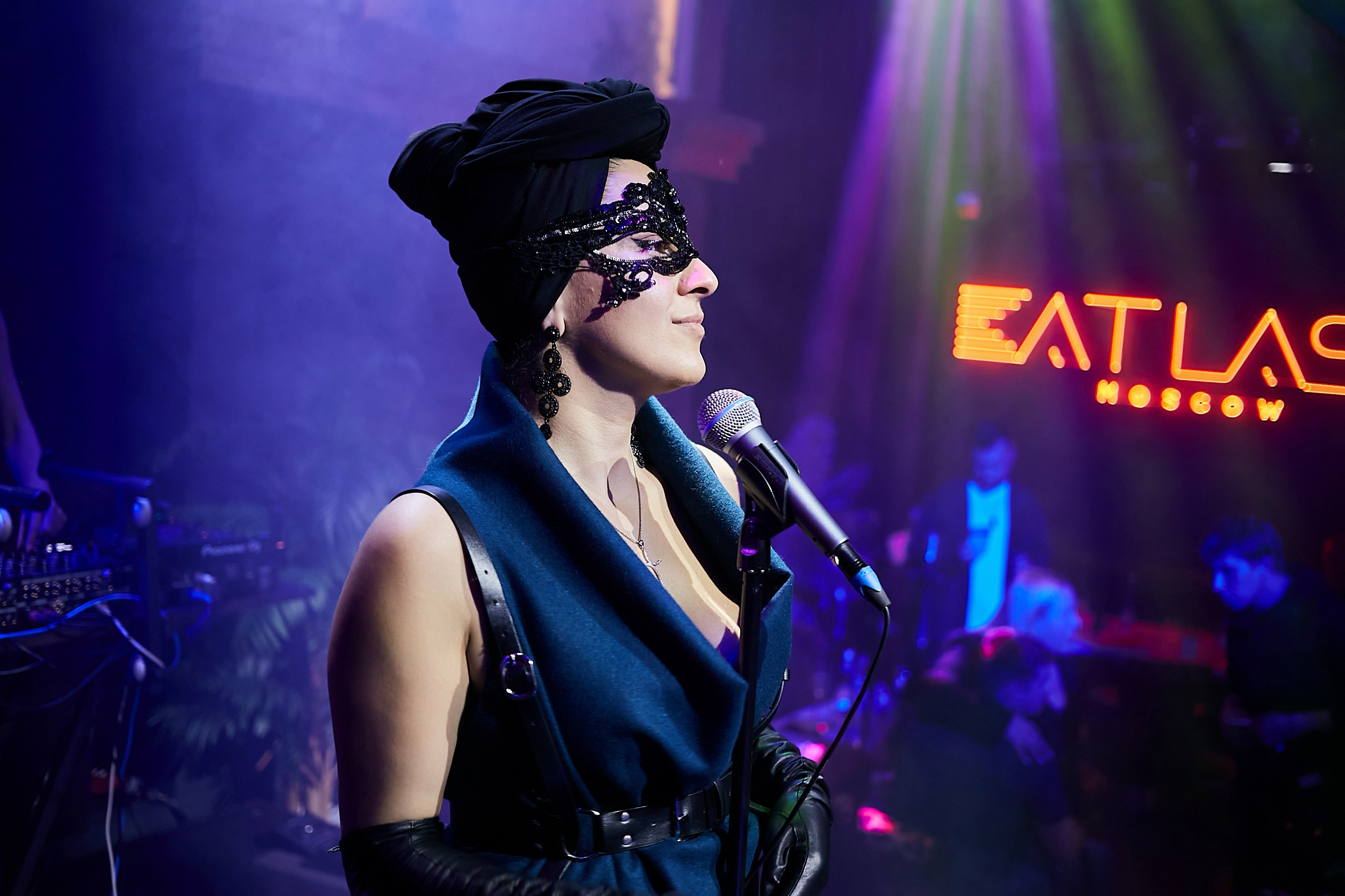 SCREENPAPER Unveils First Printed Glossy Magazine in Star-Studded Fashion Show. Фотограф и Видеограф в Москве. Олег Корушев