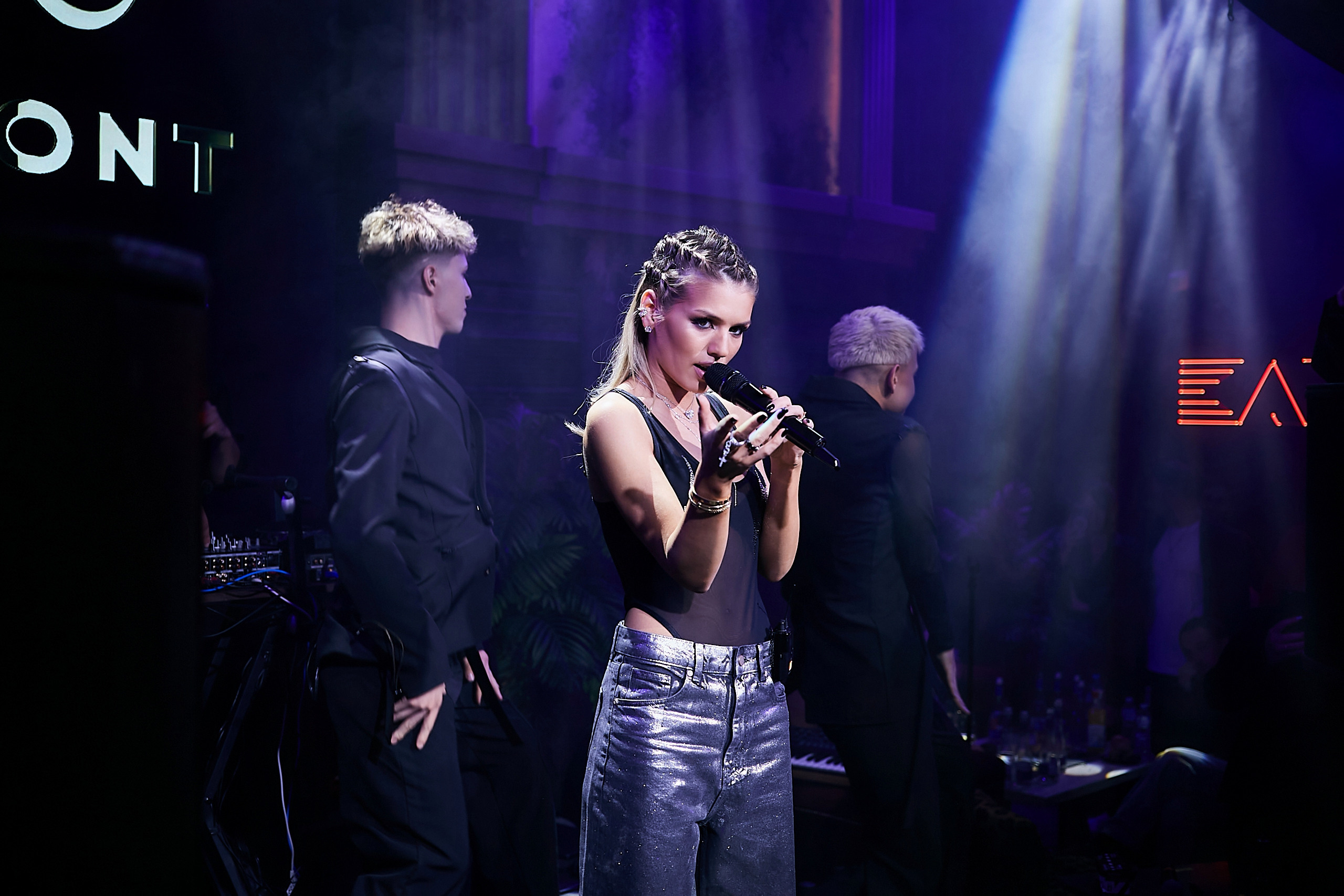 SCREENPAPER Unveils First Printed Glossy Magazine in Star-Studded Fashion Show. Фотограф и Видеограф в Москве. Олег Корушев