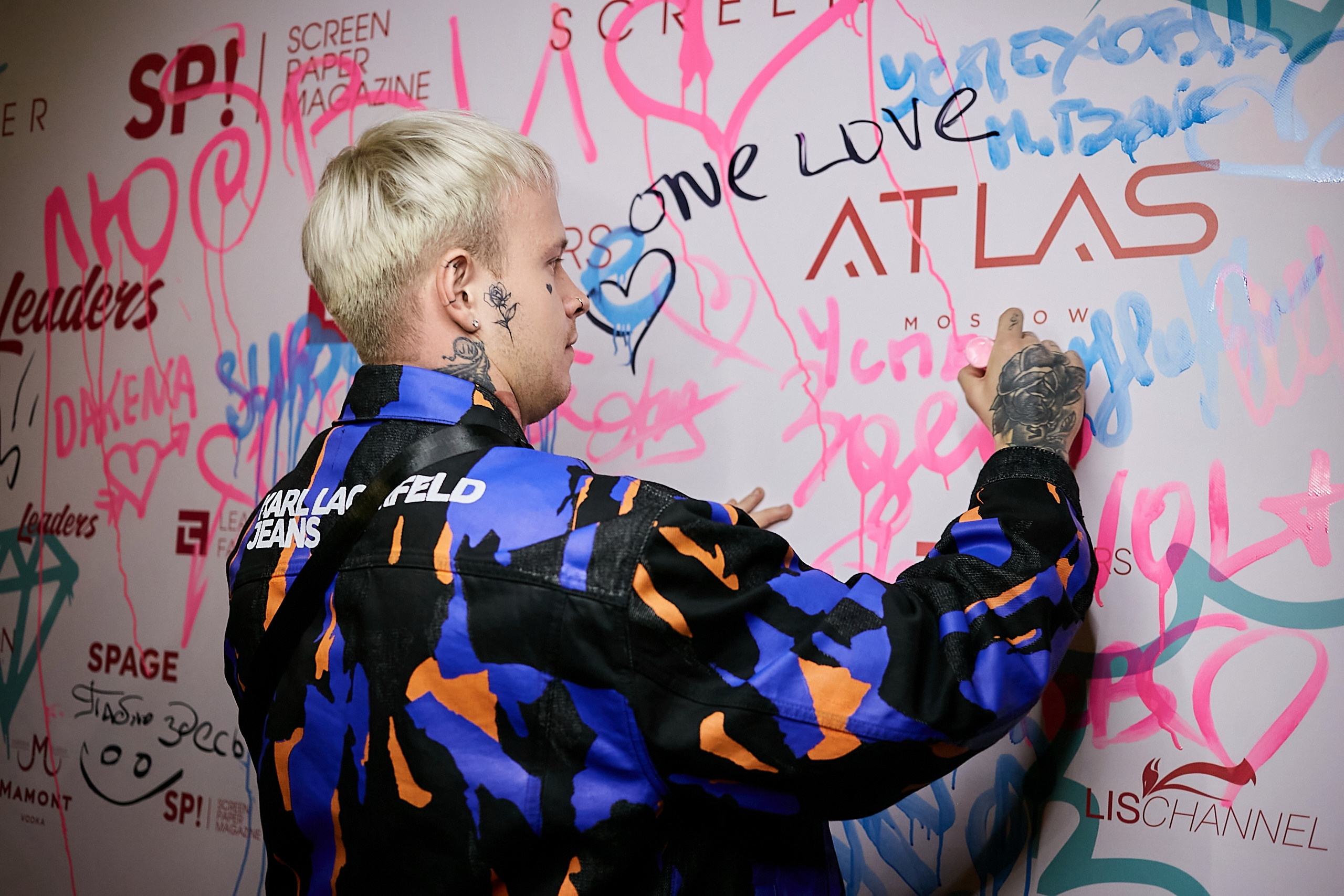 SCREENPAPER Unveils First Printed Glossy Magazine in Star-Studded Fashion Show. Фотограф и Видеограф в Москве. Олег Корушев