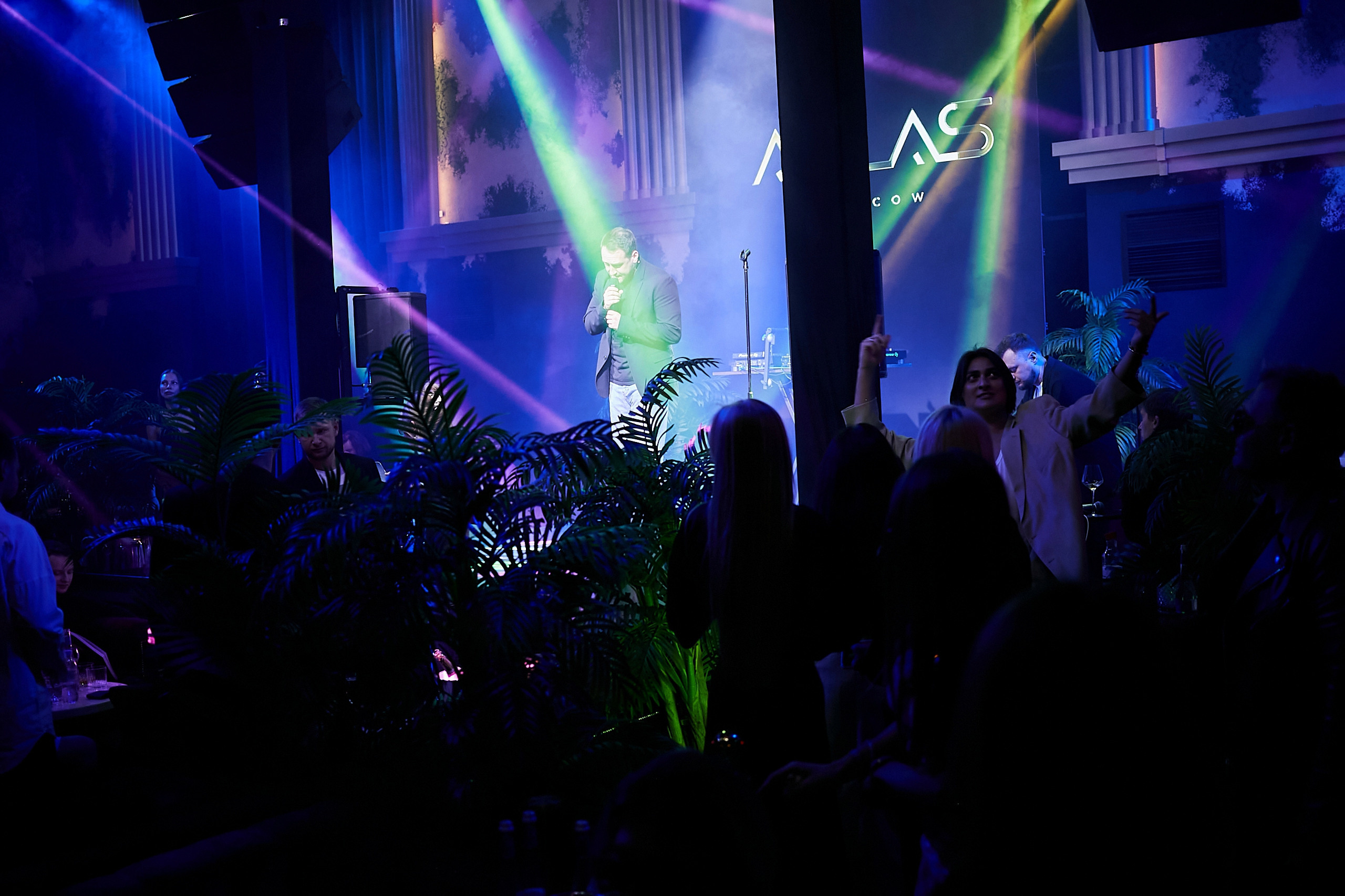 SCREENPAPER Unveils First Printed Glossy Magazine in Star-Studded Fashion Show. Фотограф и Видеограф в Москве. Олег Корушев