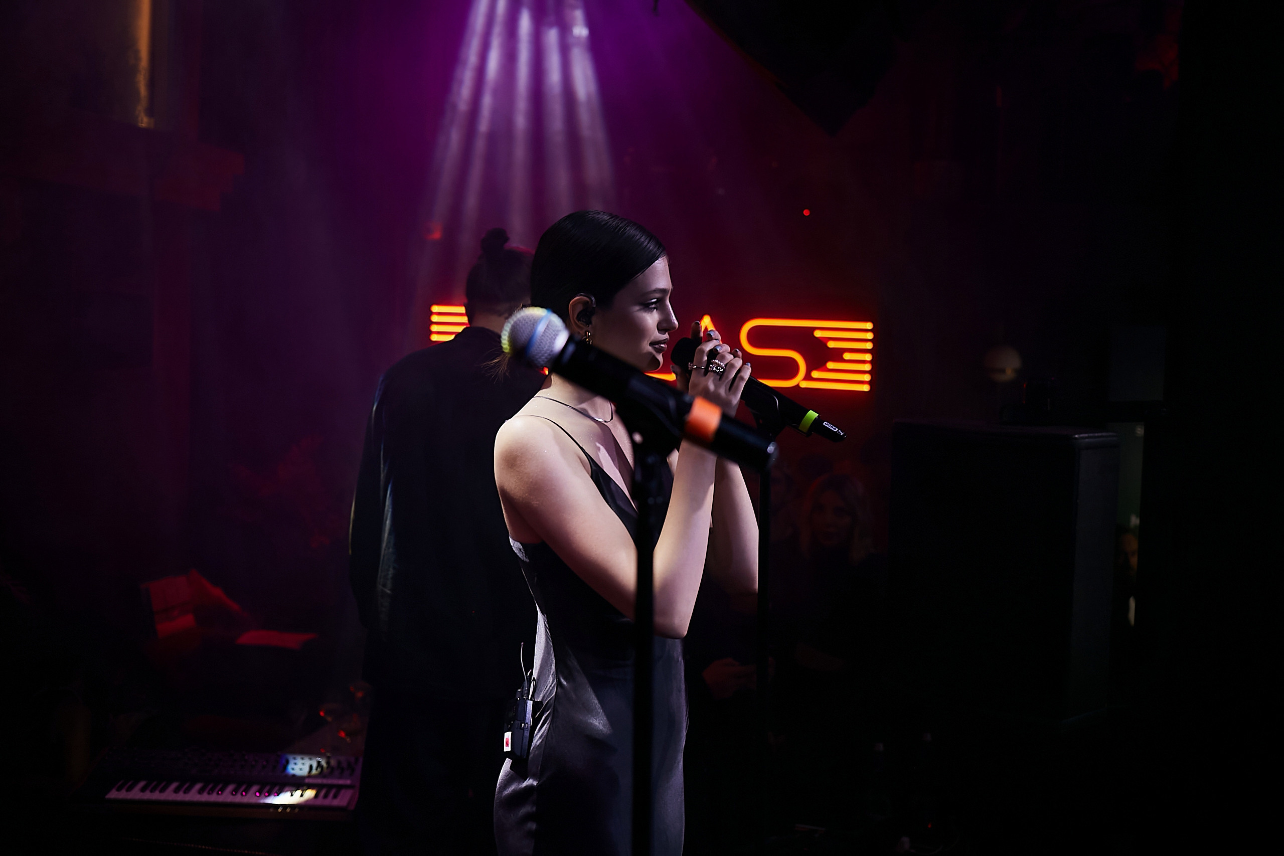 SCREENPAPER Unveils First Printed Glossy Magazine in Star-Studded Fashion Show. Фотограф и Видеограф в Москве. Олег Корушев