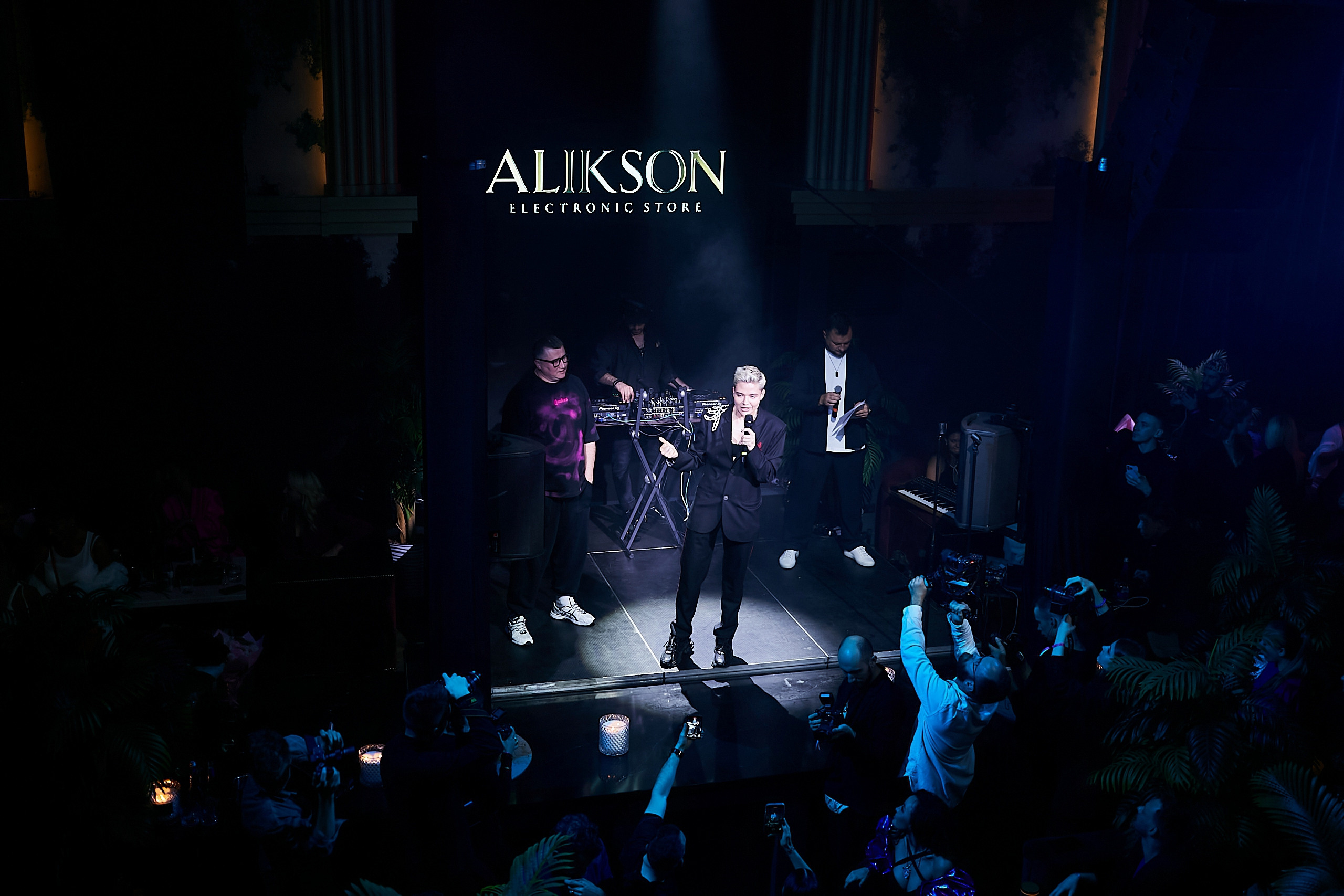 SCREENPAPER Unveils First Printed Glossy Magazine in Star-Studded Fashion Show. Фотограф и Видеограф в Москве. Олег Корушев