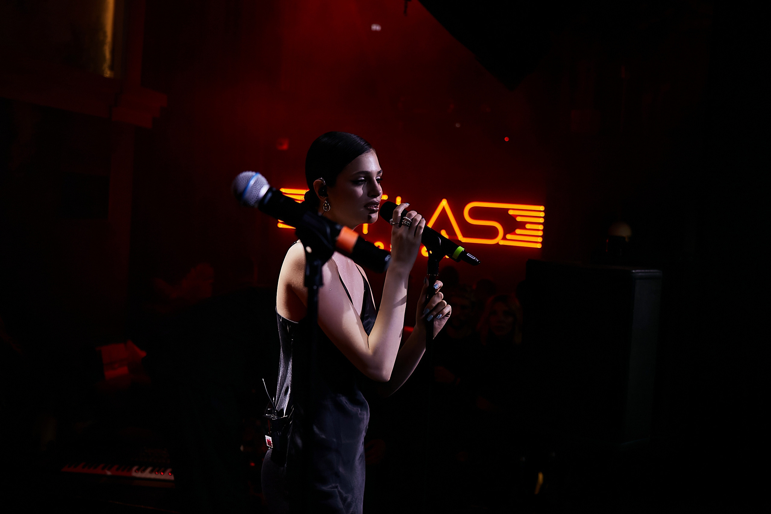 SCREENPAPER Unveils First Printed Glossy Magazine in Star-Studded Fashion Show. Фотограф и Видеограф в Москве. Олег Корушев