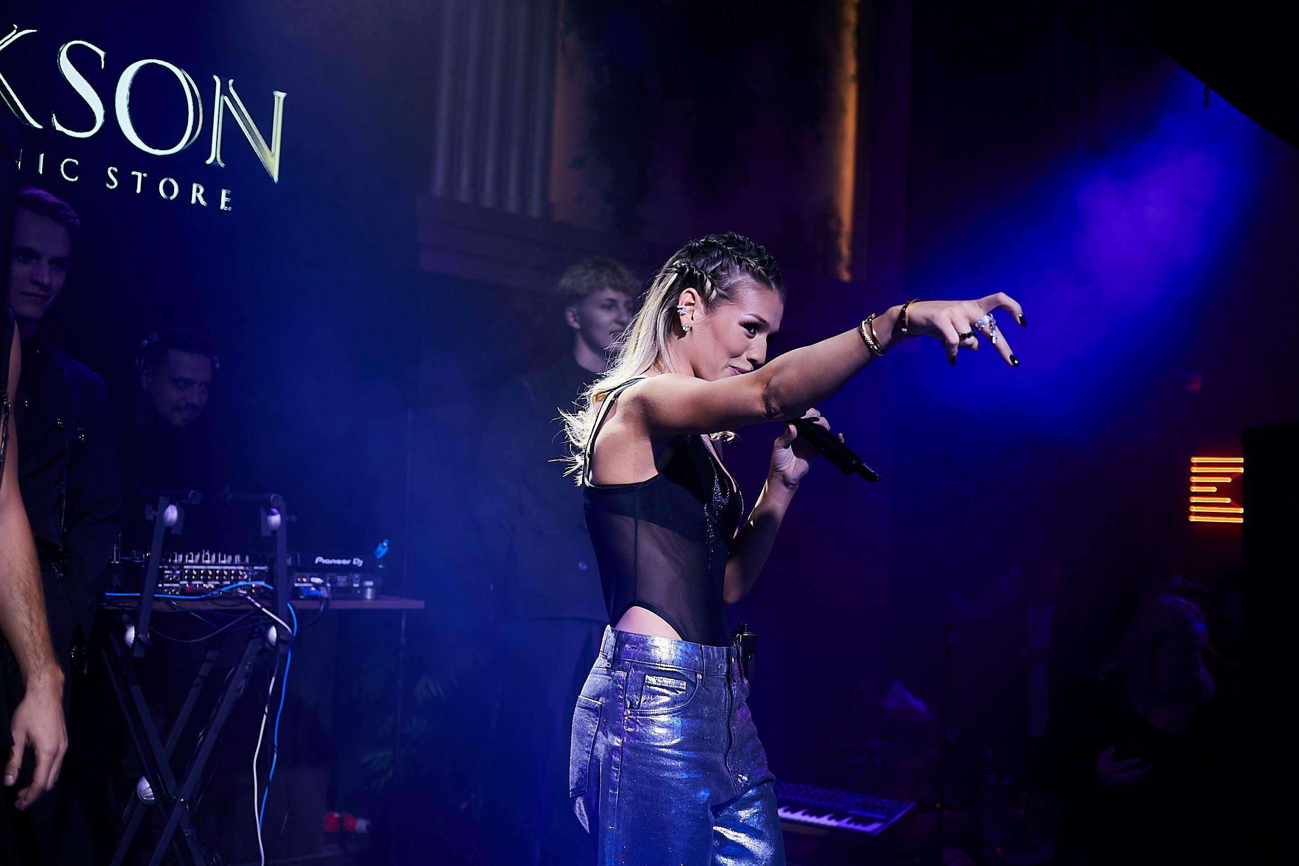 SCREENPAPER Unveils First Printed Glossy Magazine in Star-Studded Fashion Show. Фотограф и Видеограф в Москве. Олег Корушев