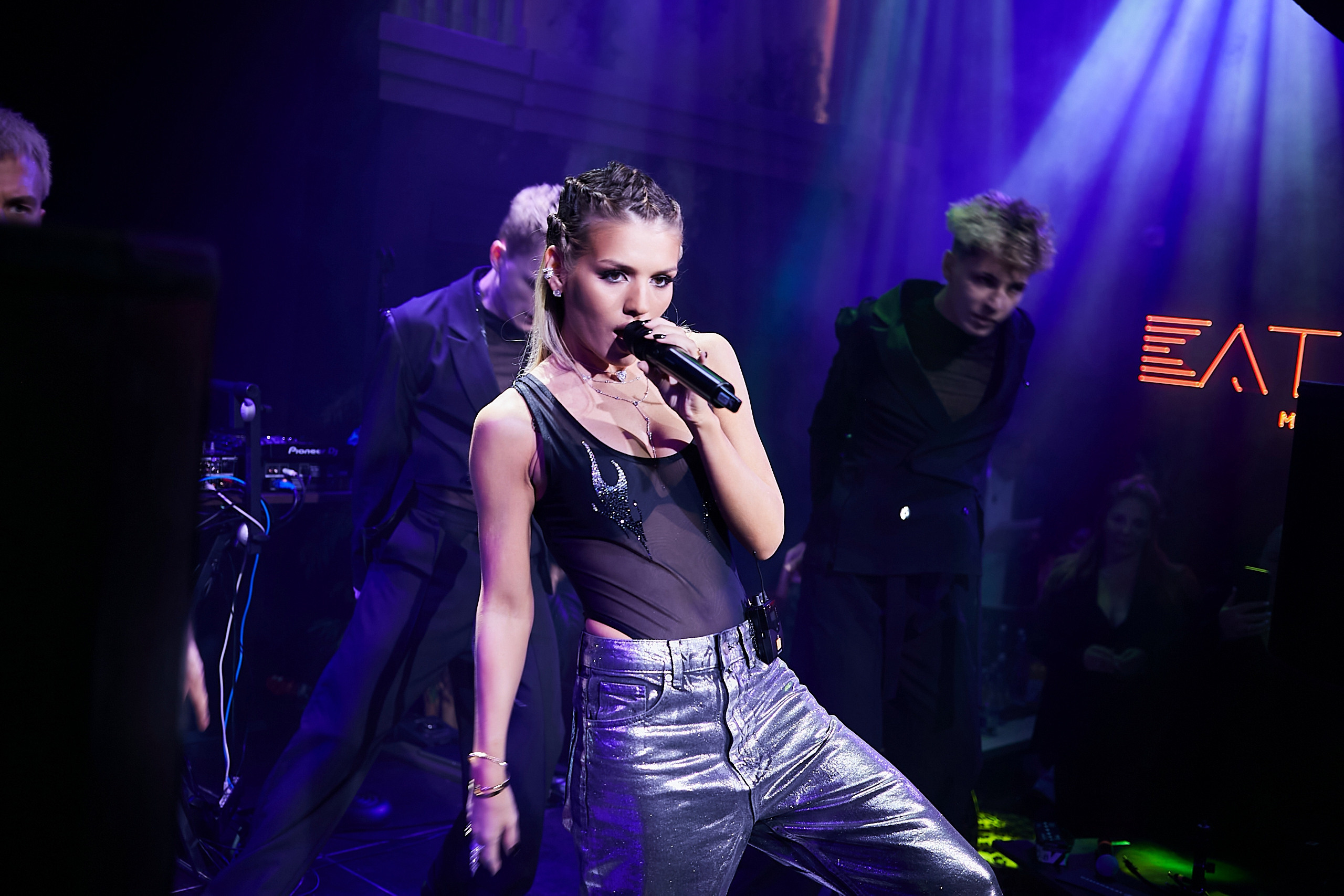 SCREENPAPER Unveils First Printed Glossy Magazine in Star-Studded Fashion Show. Фотограф и Видеограф в Москве. Олег Корушев