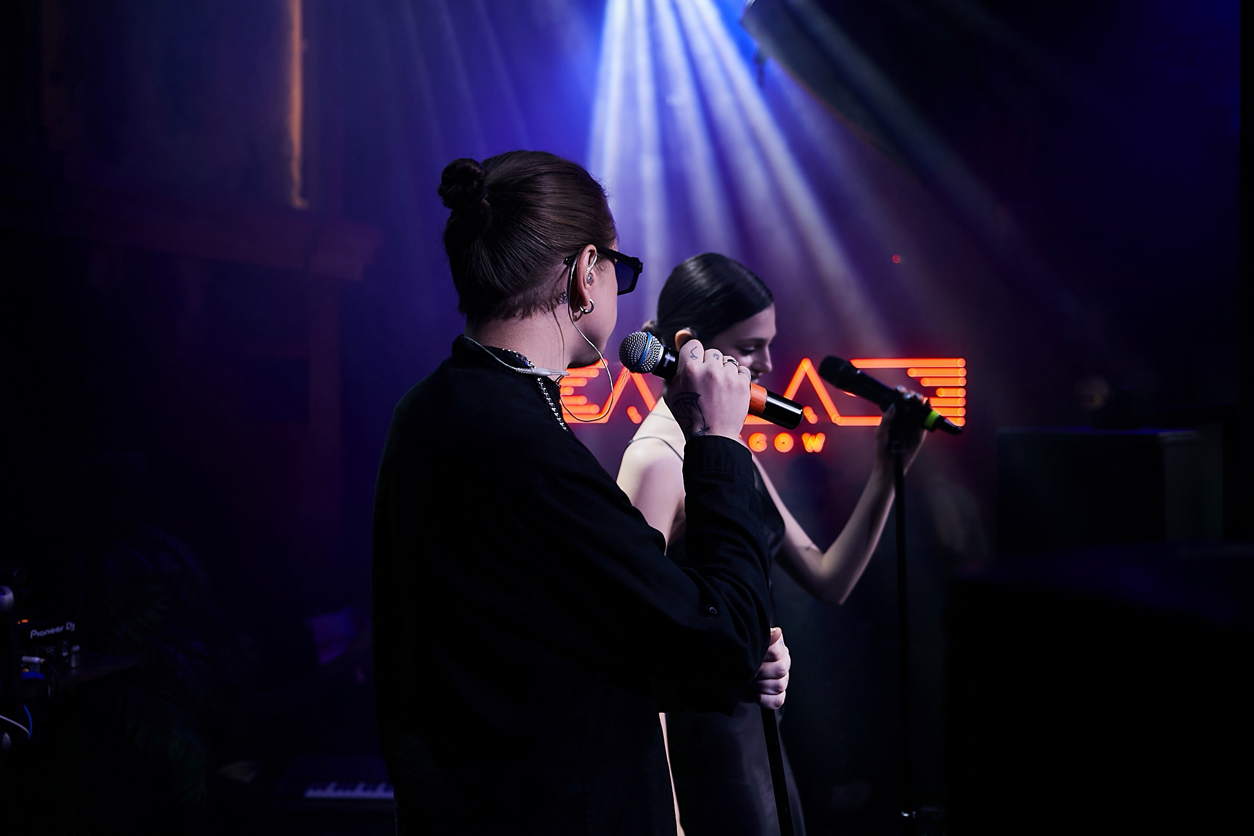 SCREENPAPER Unveils First Printed Glossy Magazine in Star-Studded Fashion Show. Фотограф и Видеограф в Москве. Олег Корушев