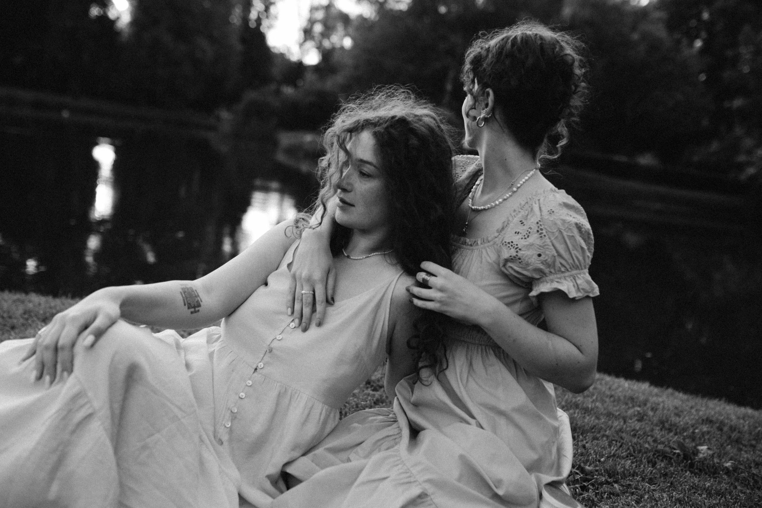 Две девушки подружки в платьях