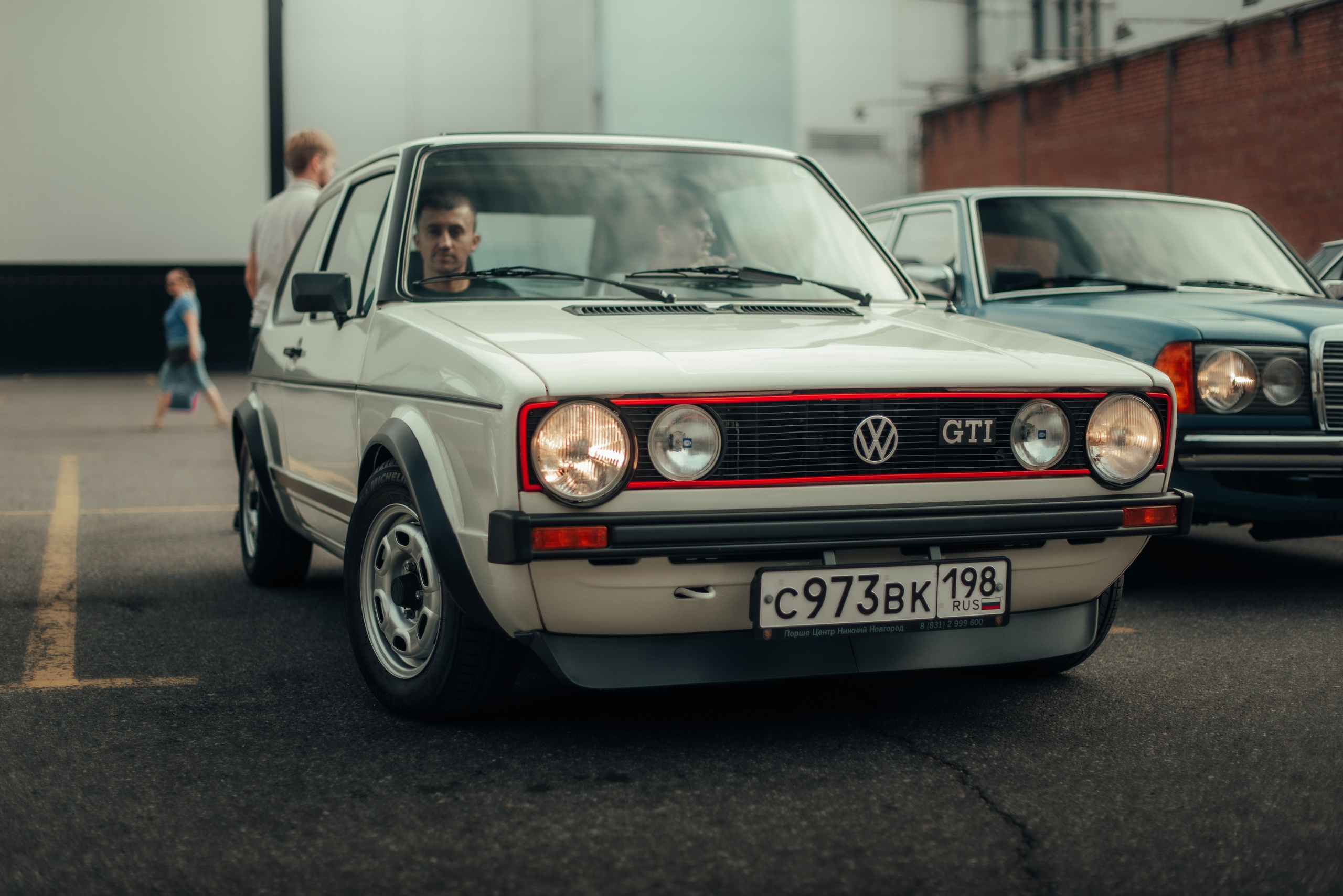 Volkswagen Golf GTi на летней автомобильной встрече