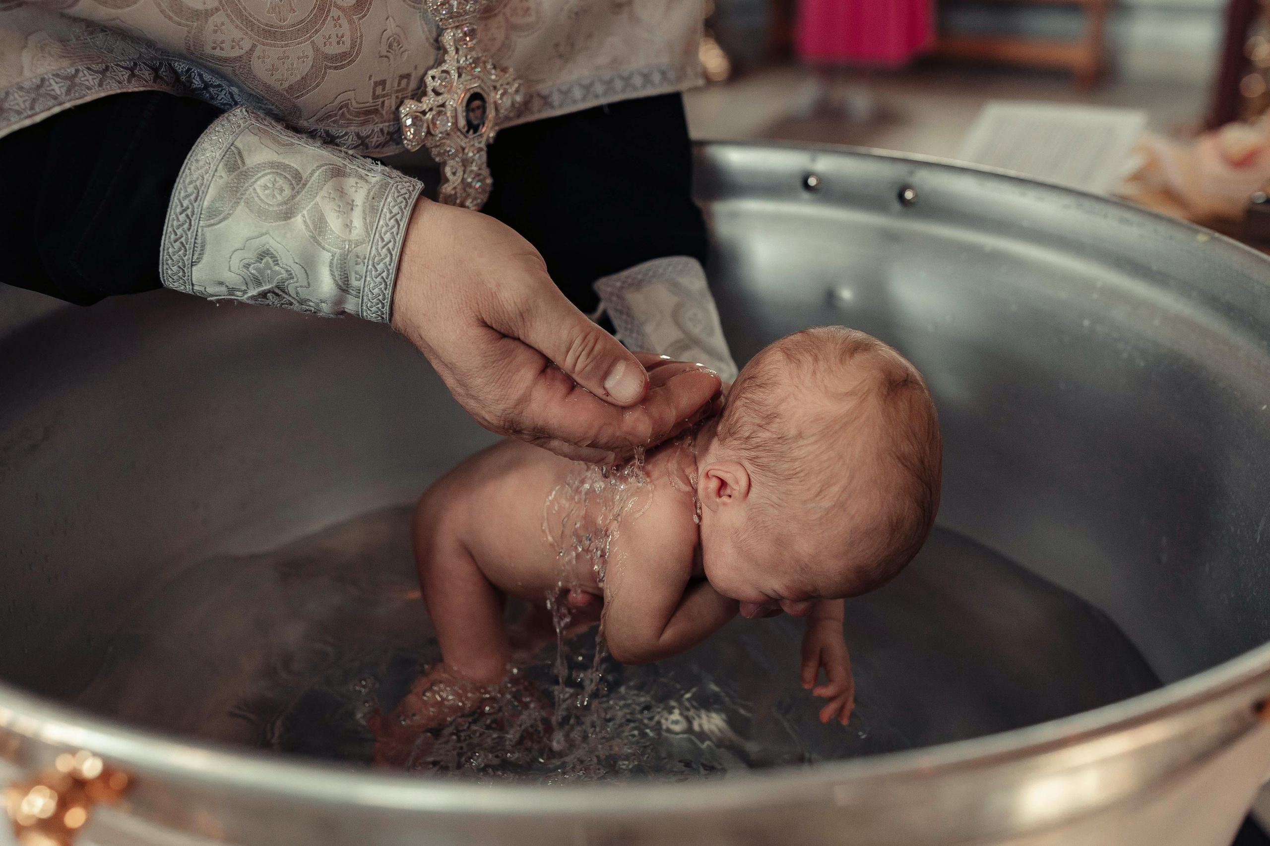 Фото съемка таинства крещения в храме Нижнего Новгорода. Алексей Шаров — свадебный и репортажный фотограф в Нижнем Новгороде