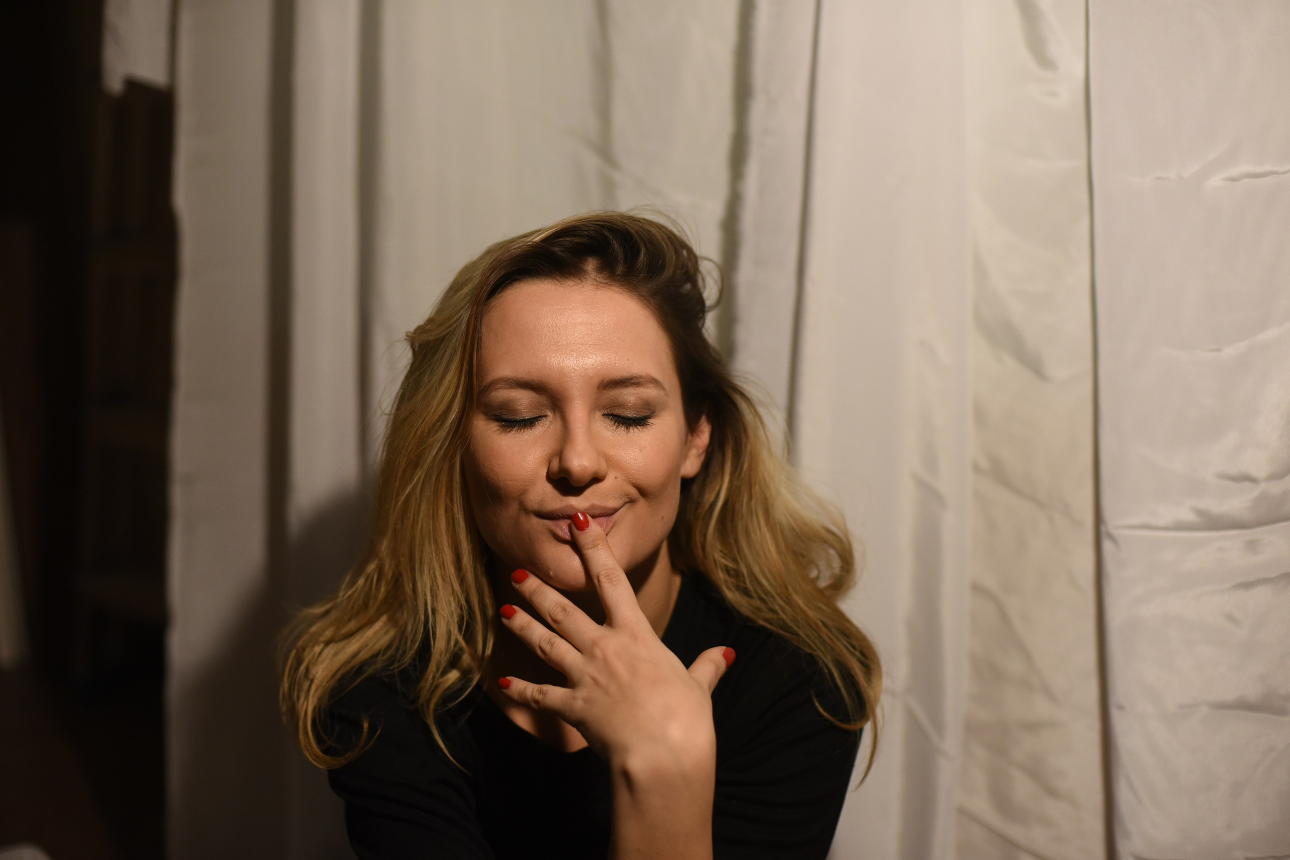 Портрет француженки в романтическом стиле.