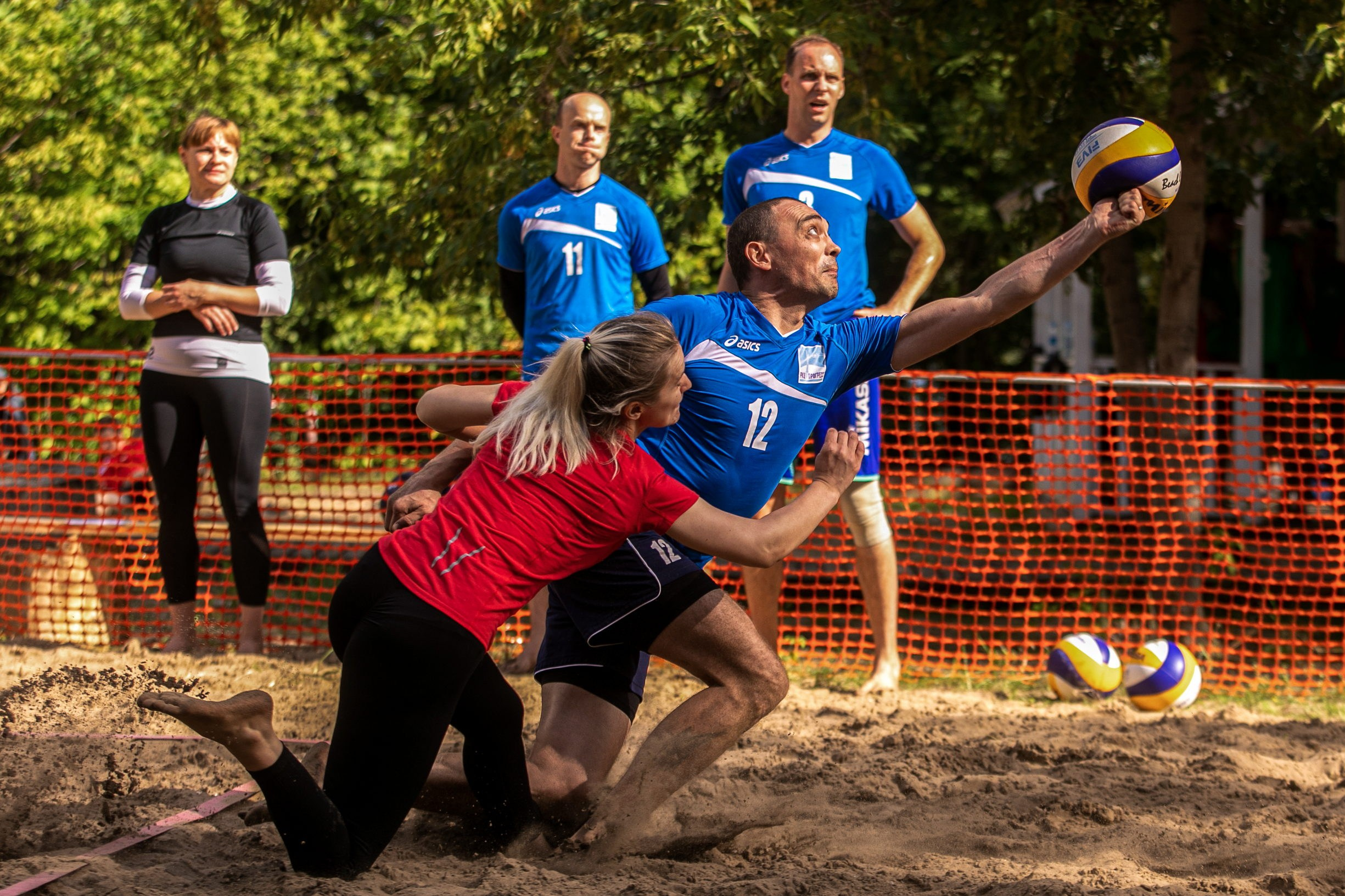 Спортивная фотография, волейбол, пляжный волейбол, волейболисты в прыжке за мячом