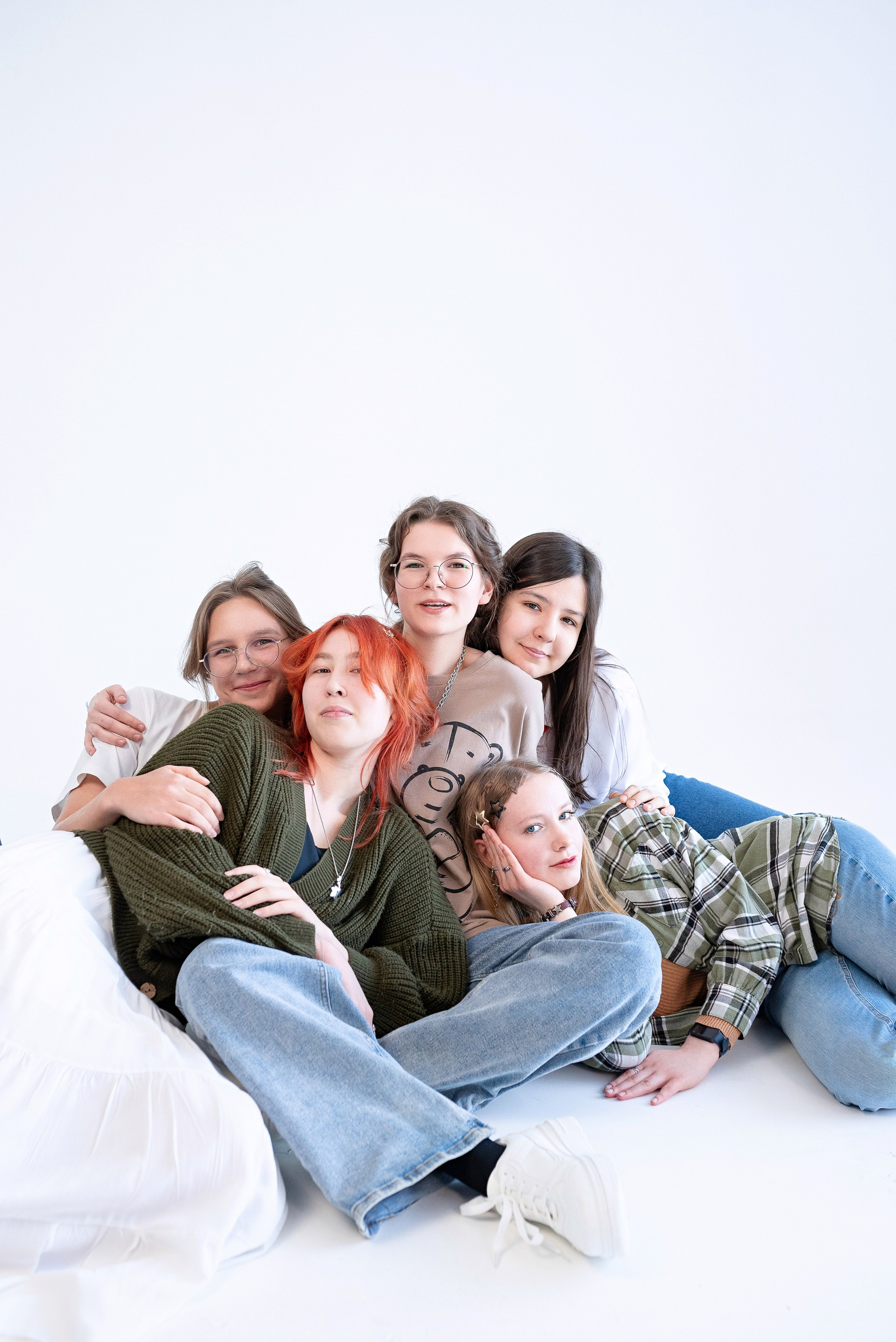 Выпускная фотосессия для выпускного класса в фотостудии на циклораме в Сургуте