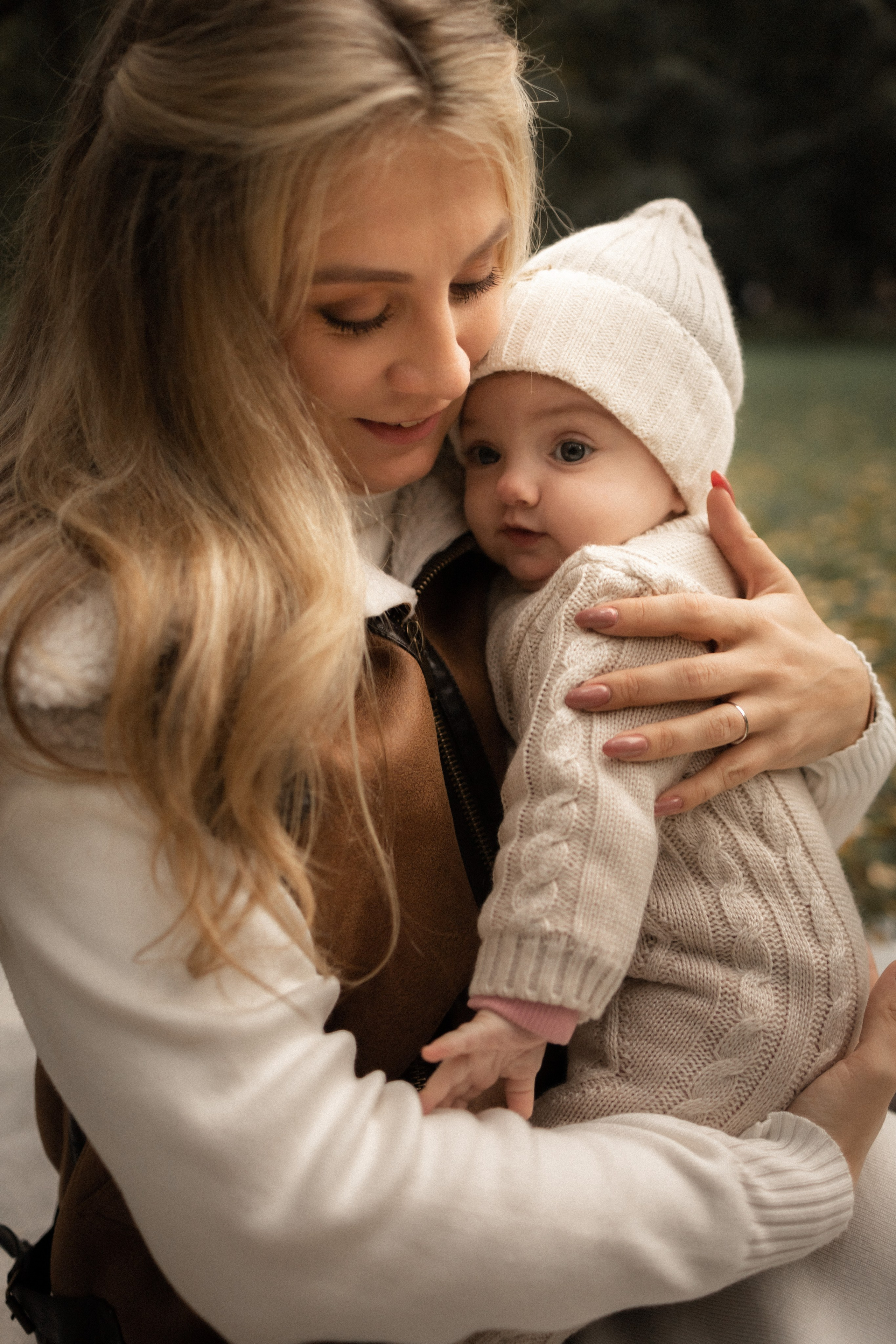 нежные объятия мамы и малышки