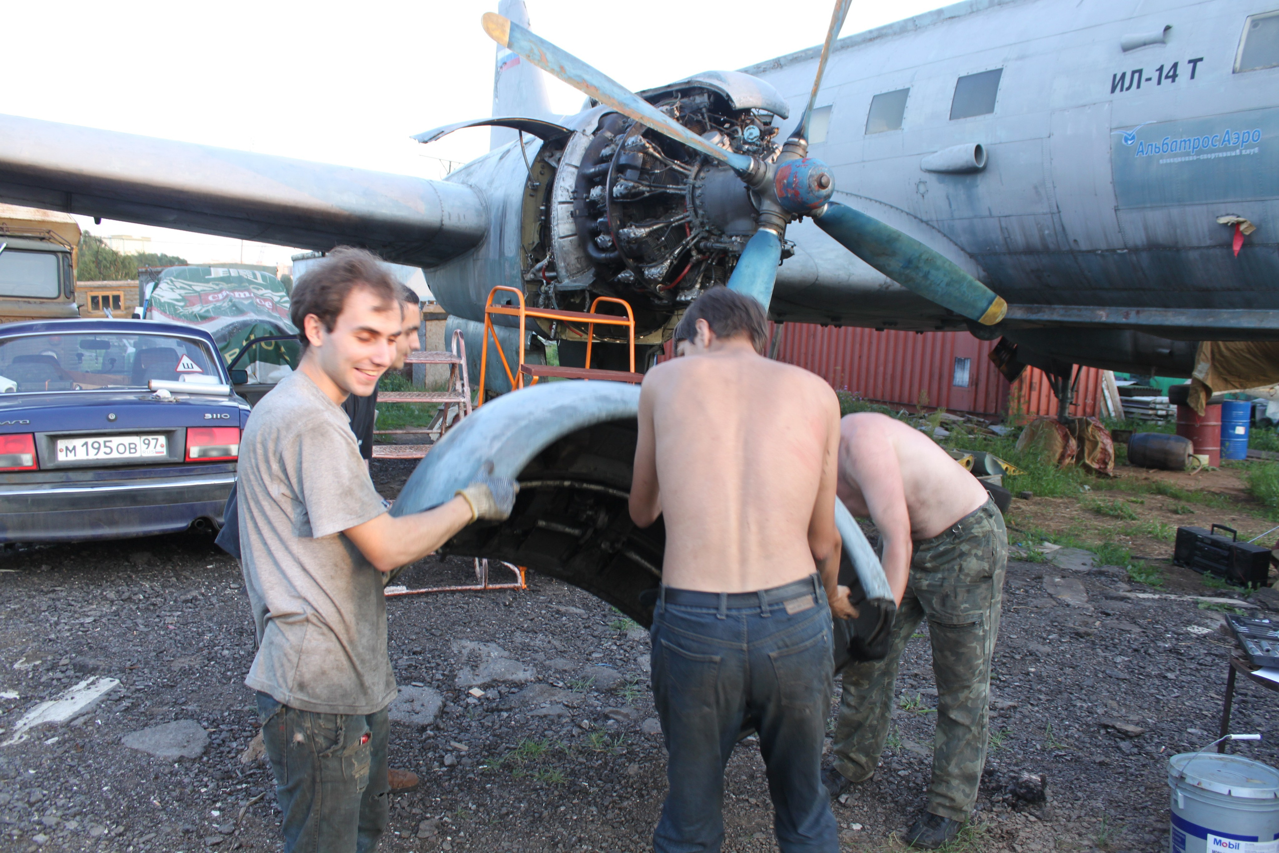 Ил-14Т «Голубая Мечта» работы в Тушино (2011 г.). Фотоальбом показывающий увлекательный мир авиации и мир медведей Андрея Иванова