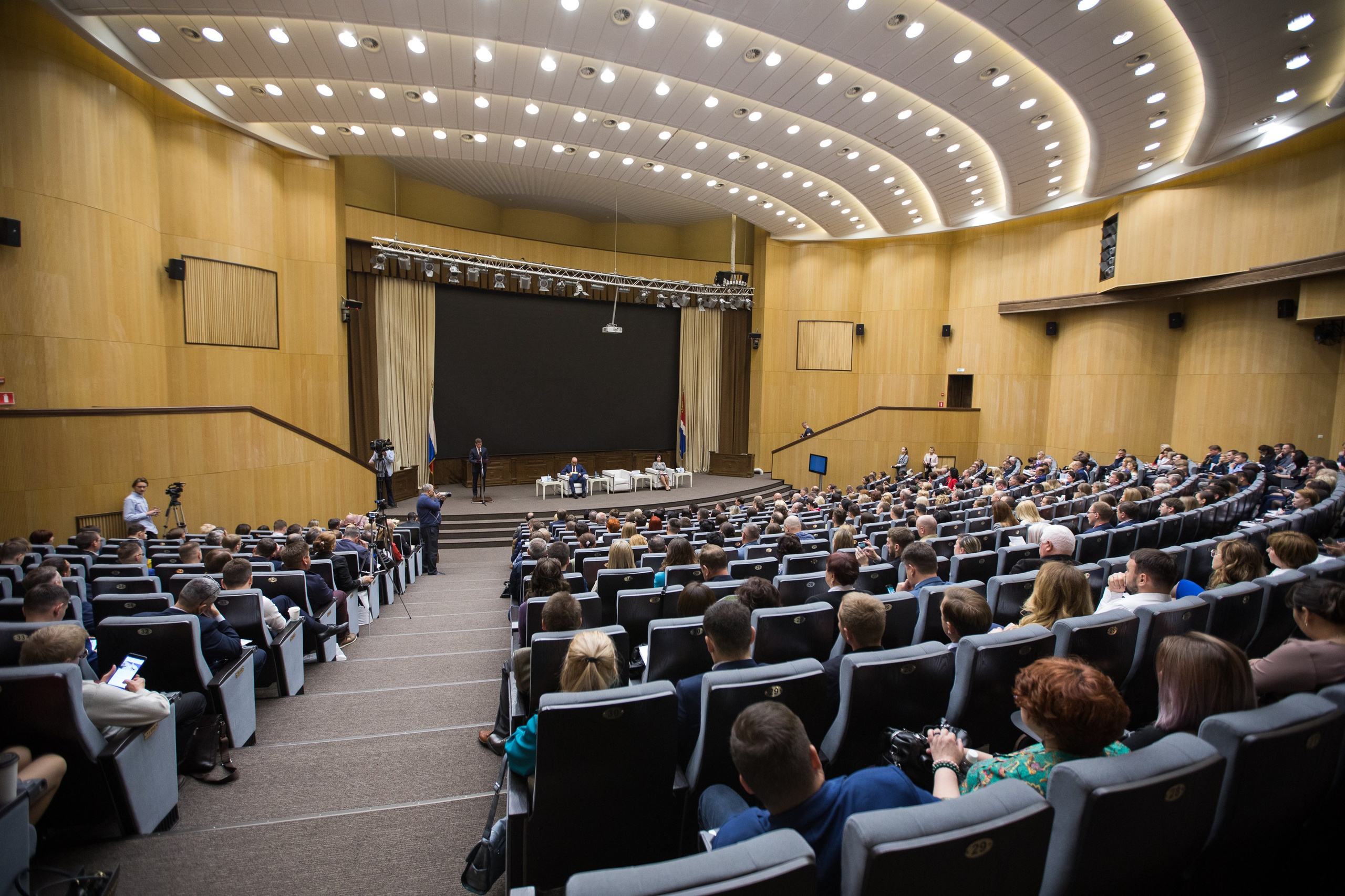 Пленарное заседание «Бизнес у моря». Репортажный фотограф во Владивостоке