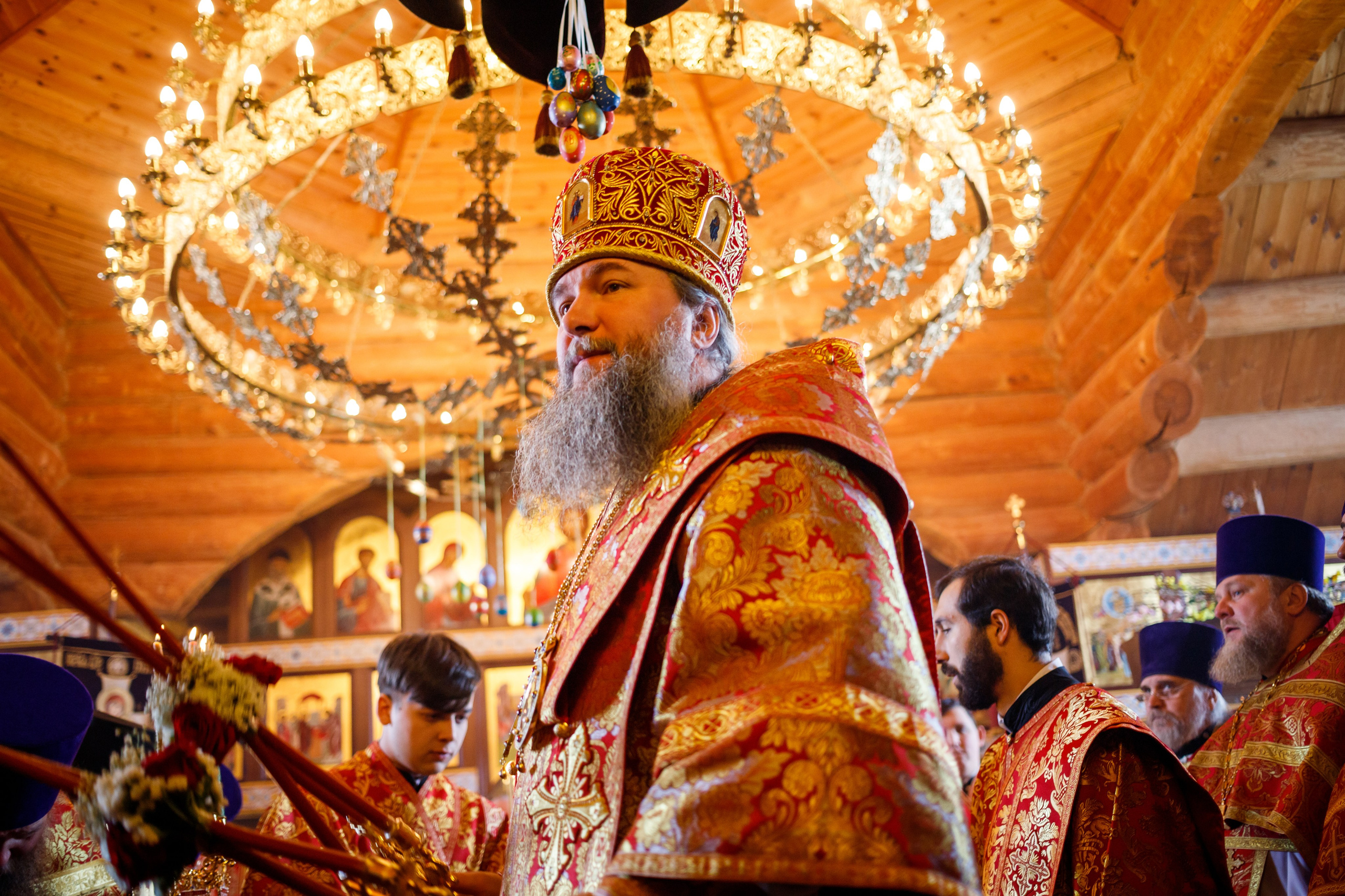 Митрополит Евгений Пасха деревянный храм, пасхальное богослужение Урал, архиерейское служение красное облачение
