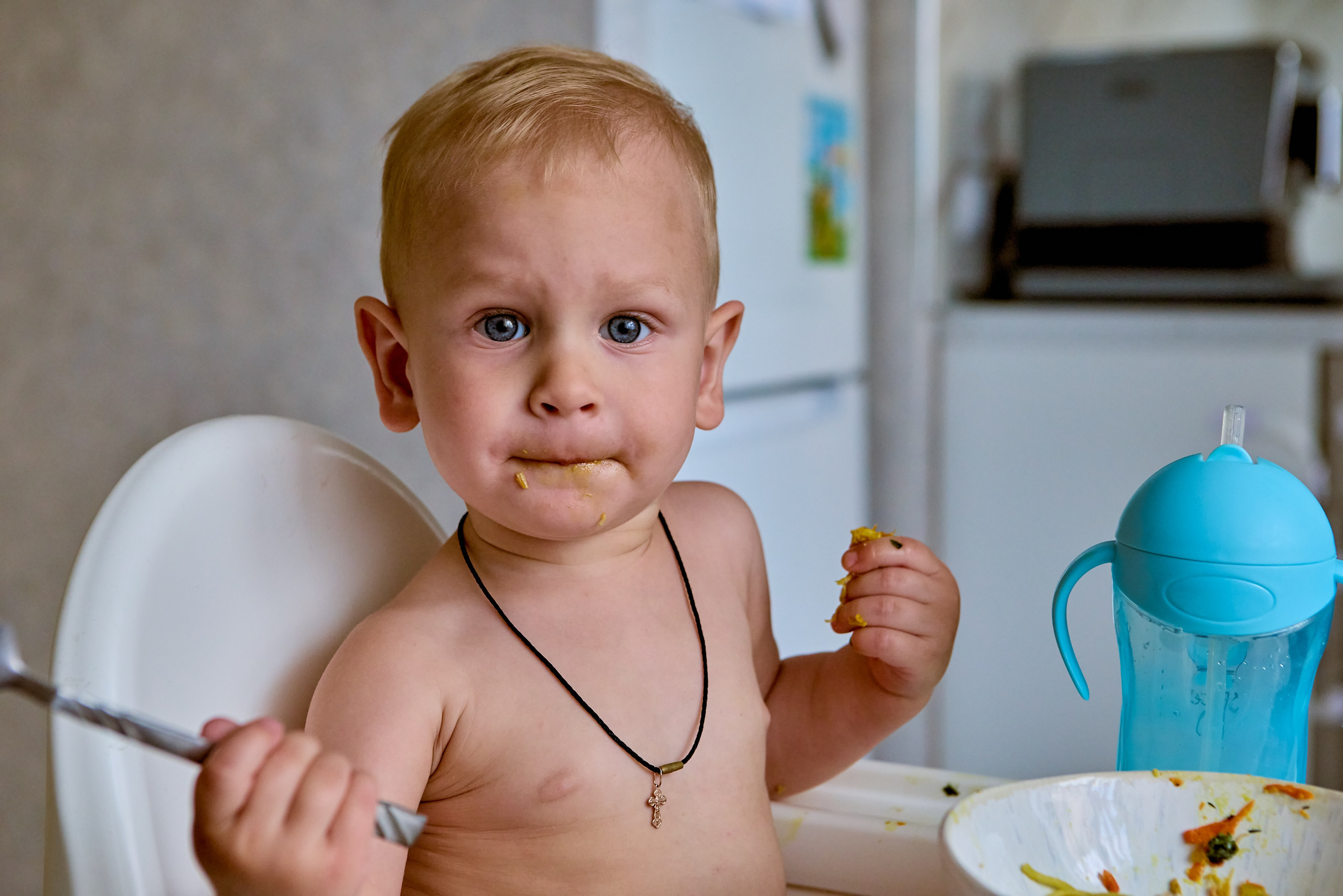 Младенец в домашнем уюте — трогательный детский портрет, наполненный светом и теплом. Православный фотограф Николай Голованов и г. Дзержинск, фотограф из Дзержинска.