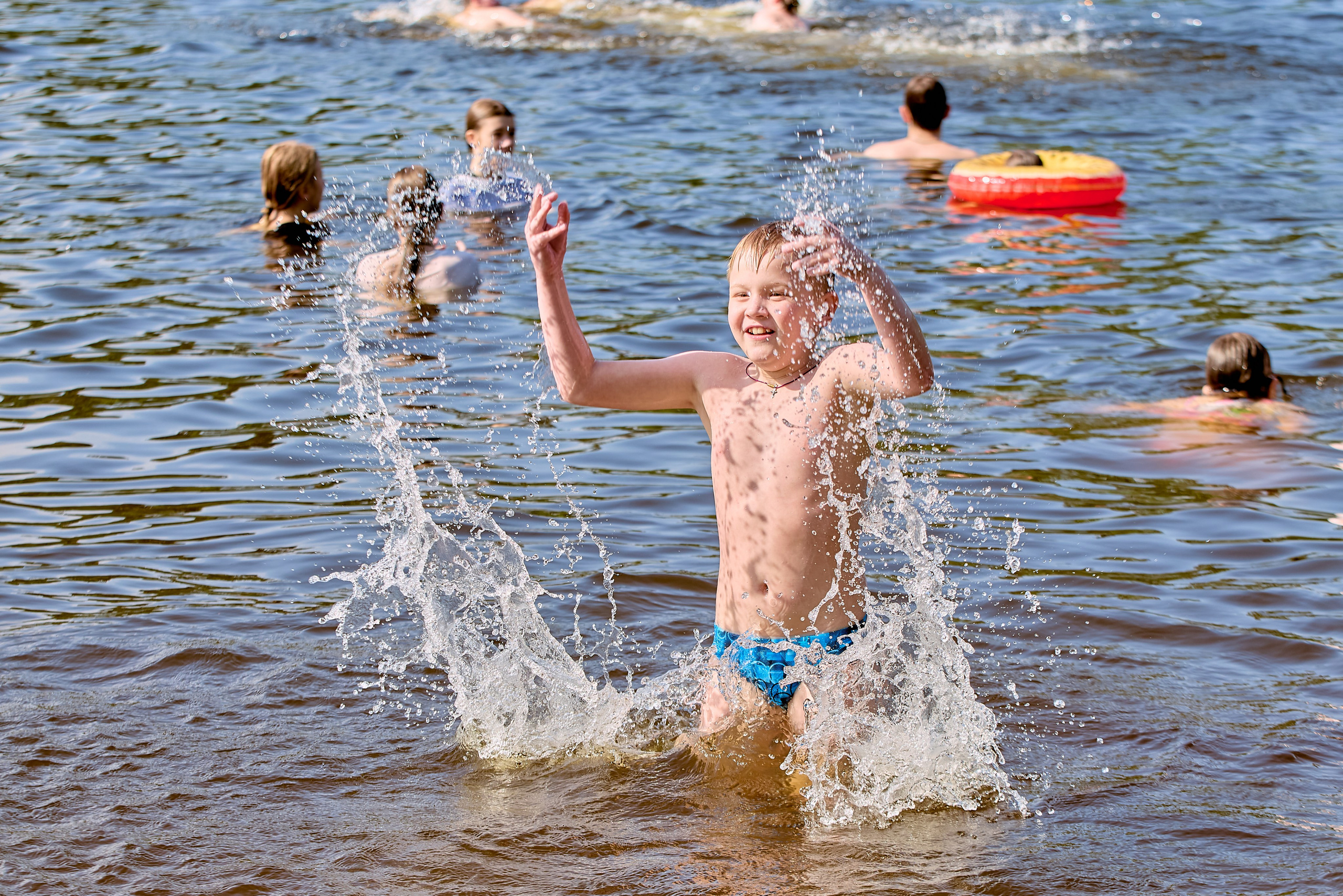 Весёлые брызги и искренний смех ребёнка — живое отражение детского счастья, фото православного фотографа Николая Голованова, г. Дзержинск.