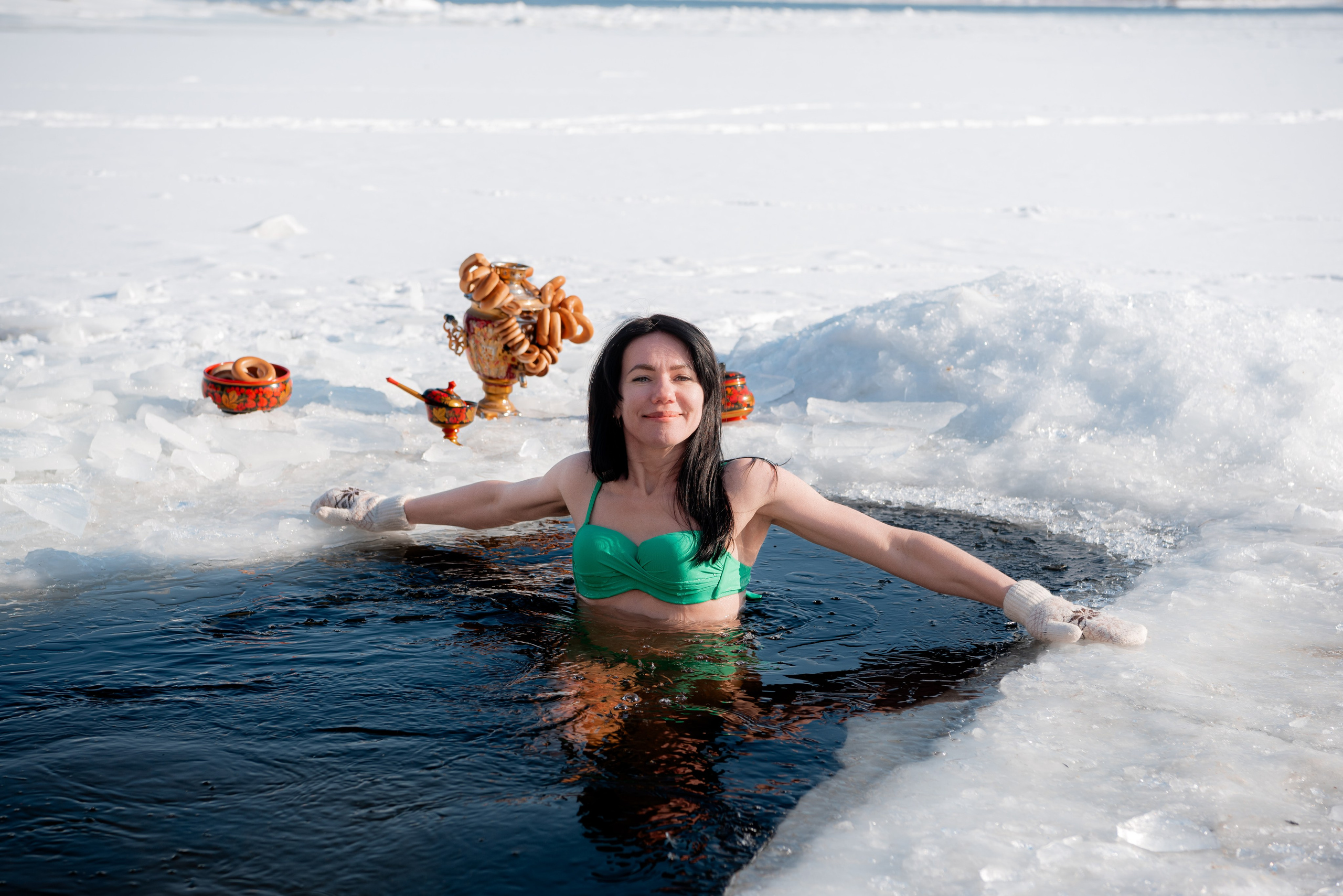 Моржи на Волге. Девушки в купальниках на снегу. Волгоград. Фотограф в Волгограде и Волжском Александр Горбань